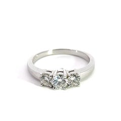Anillo de tres piedras con diamantes redondos brillantes de 0,70 quilates TW en oro blanco de 18 quilates
