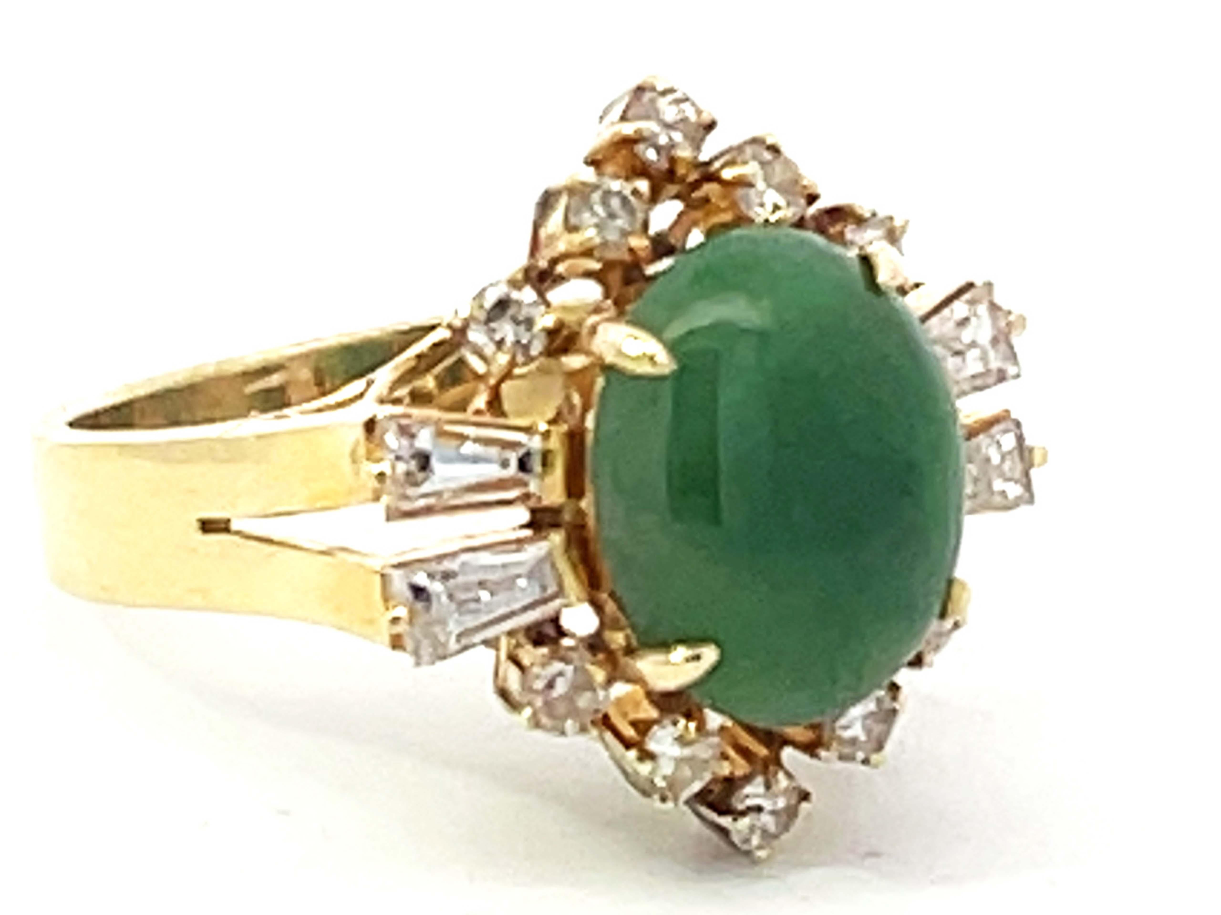 Moderne Bague en or jaune 14 carats avec diamants ronds brillants et diamants baguettes et halo de jade vert foncé en vente