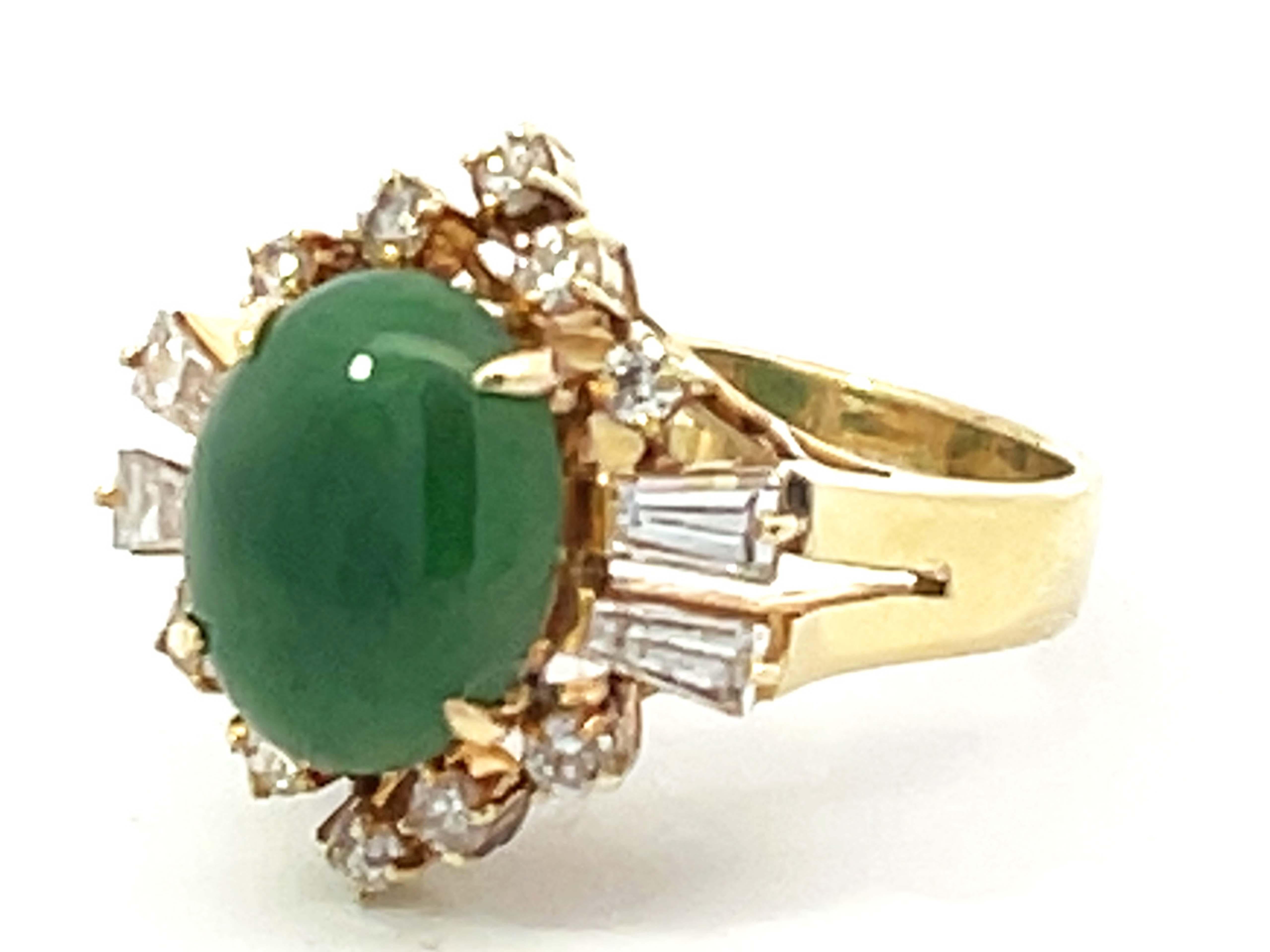 Taille ovale Bague en or jaune 14 carats avec diamants ronds brillants et diamants baguettes et halo de jade vert foncé en vente