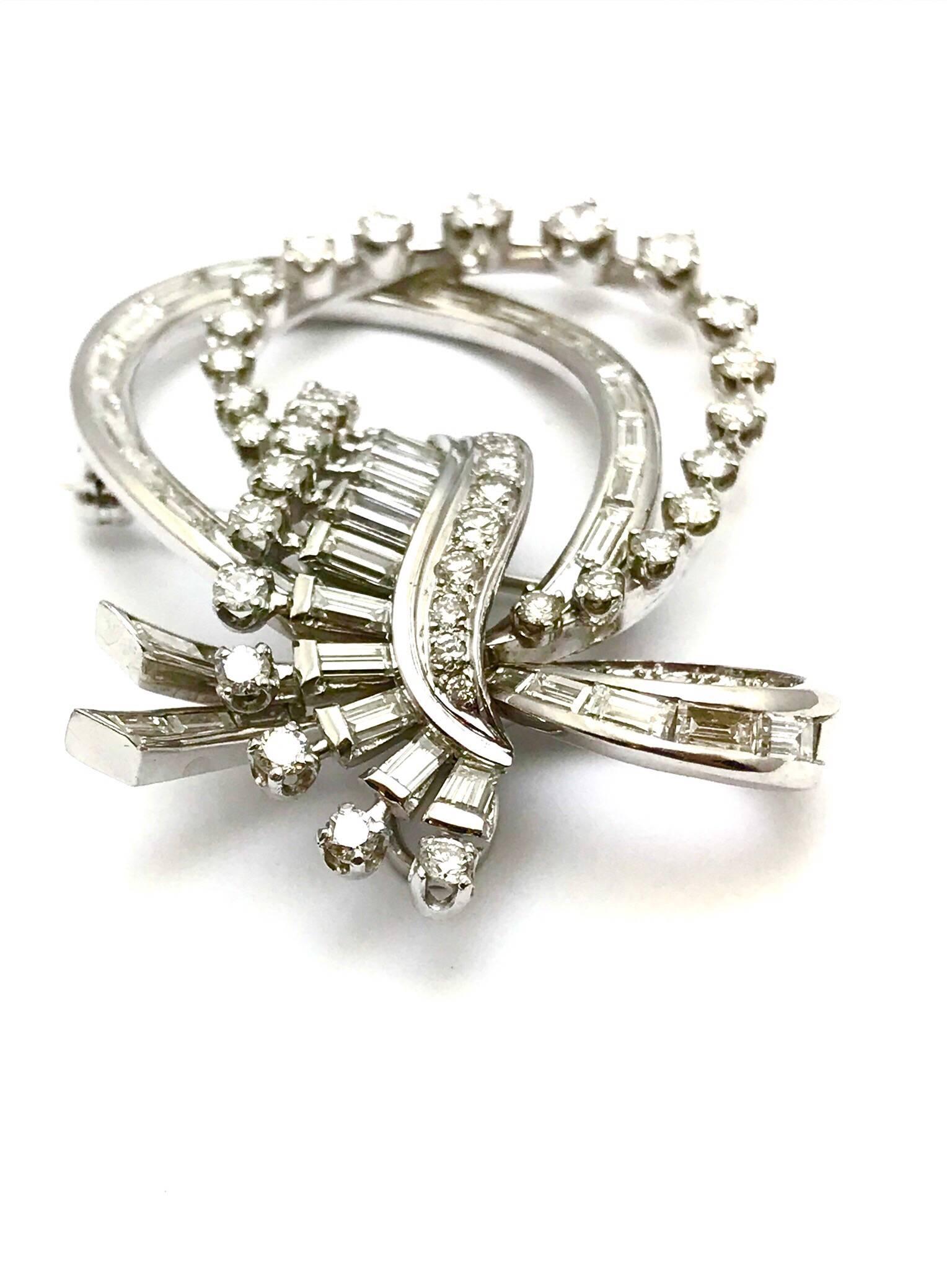 Rétro Broche pendentif double nœud en platine avec diamants ronds brillants et baguettes en vente