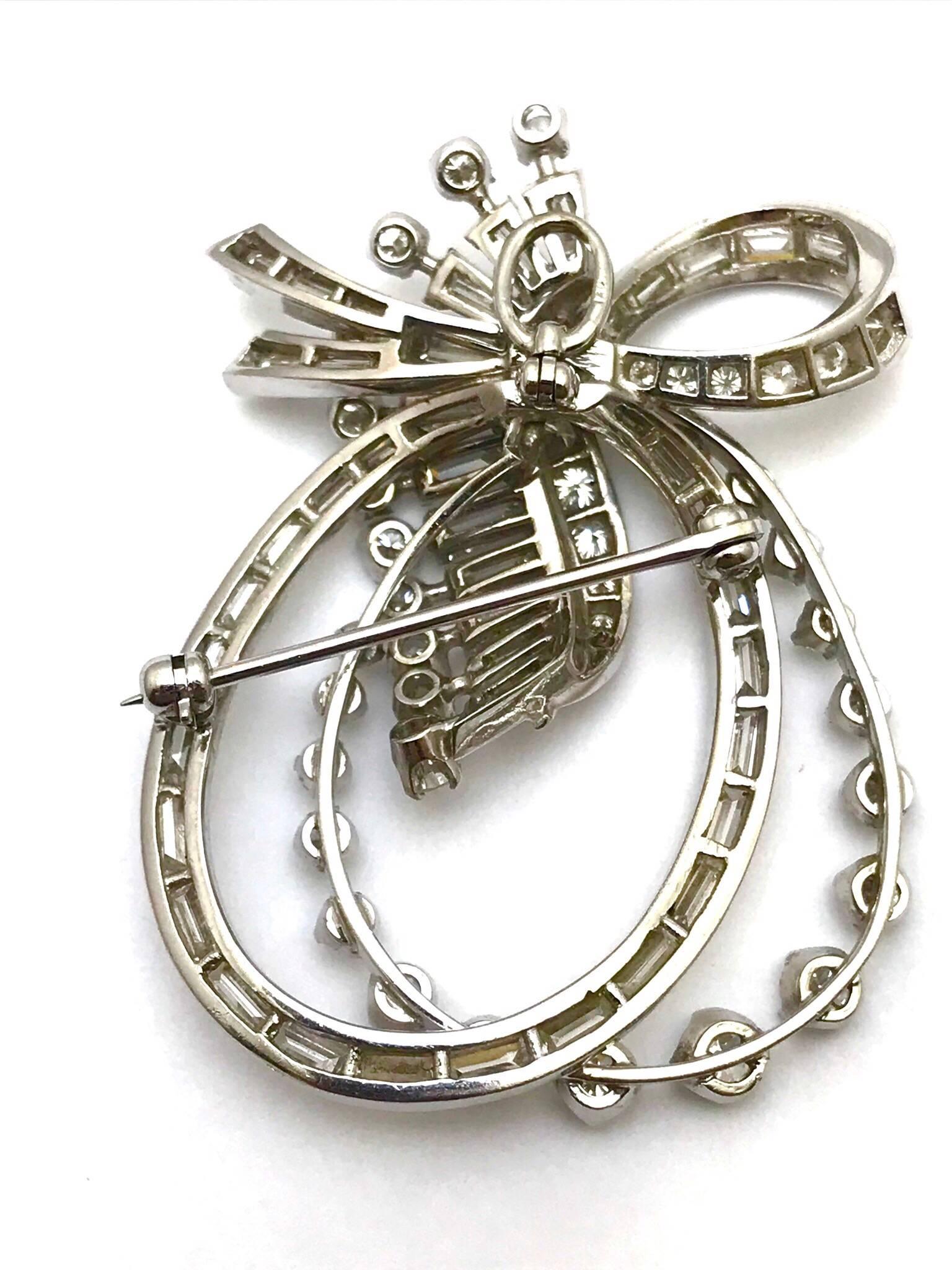 Taille ronde Broche pendentif double nœud en platine avec diamants ronds brillants et baguettes en vente