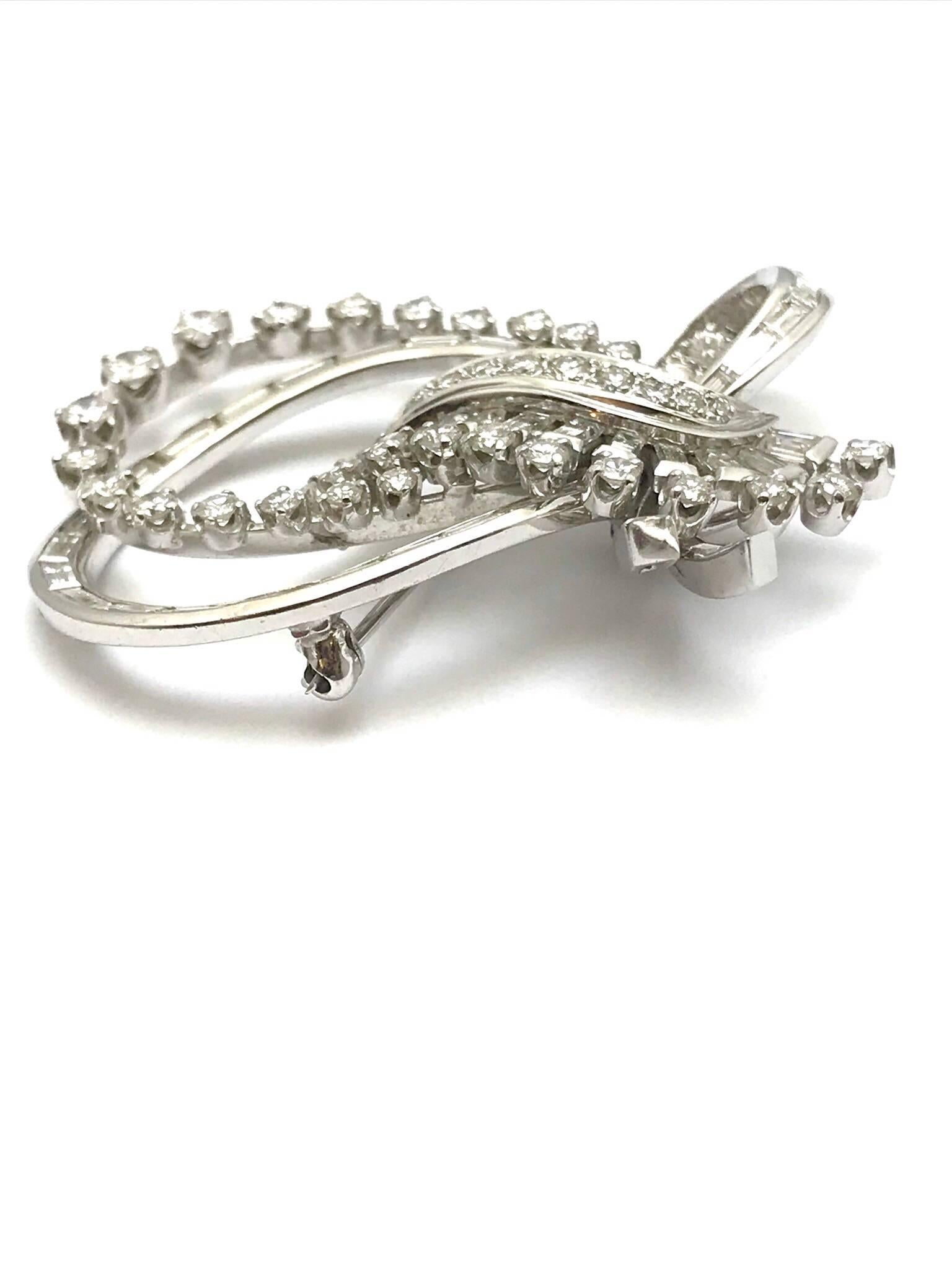 Broche pendentif double nœud en platine avec diamants ronds brillants et baguettes Excellent état - En vente à Chevy Chase, MD