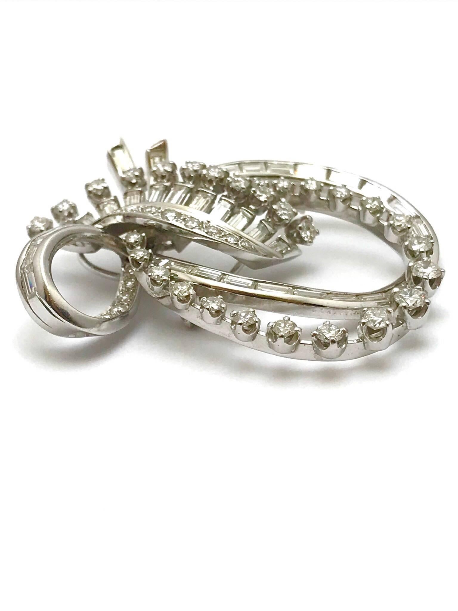 Brosche mit rundem Brillanten und Baguette-Diamanten aus Platin mit doppelter Schleife als Anhänger für Damen oder Herren im Angebot