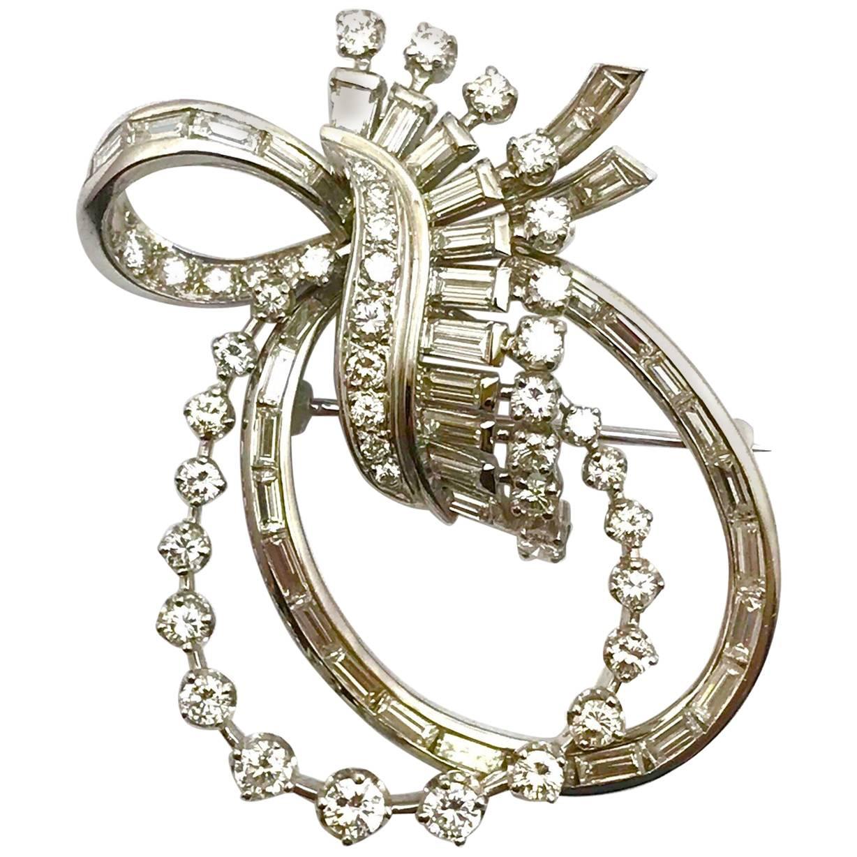 Broche pendentif double nœud en platine avec diamants ronds brillants et baguettes en vente