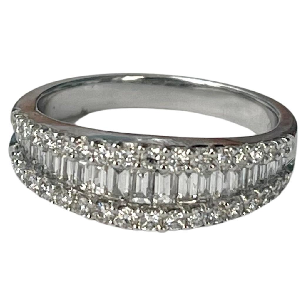 Round Brilliant and Baguette Diamond Ring in 18k White Gold