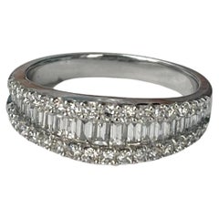 Bague en or blanc 18 carats avec diamants ronds, brillants et baguettes. 