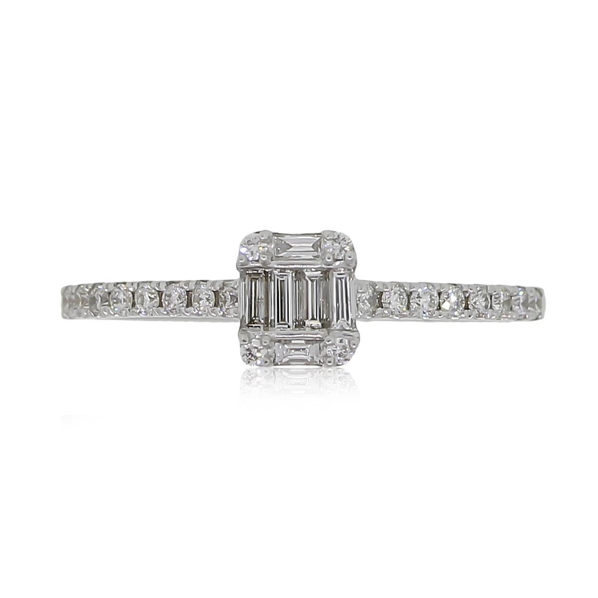 MATERIAL: 14k Weißgold
Diamant-Details: Ungefähr 0,33 ct runde Diamanten in Brillant- und Baguetteform. Die Diamanten sind von der Farbe her I/JH und von der Reinheit her SI3.
Ringgröße: 6.75
Ring-Maße: 0.88″ x 0,21″ x 0.79″
Gesamtgewicht: 3.09g