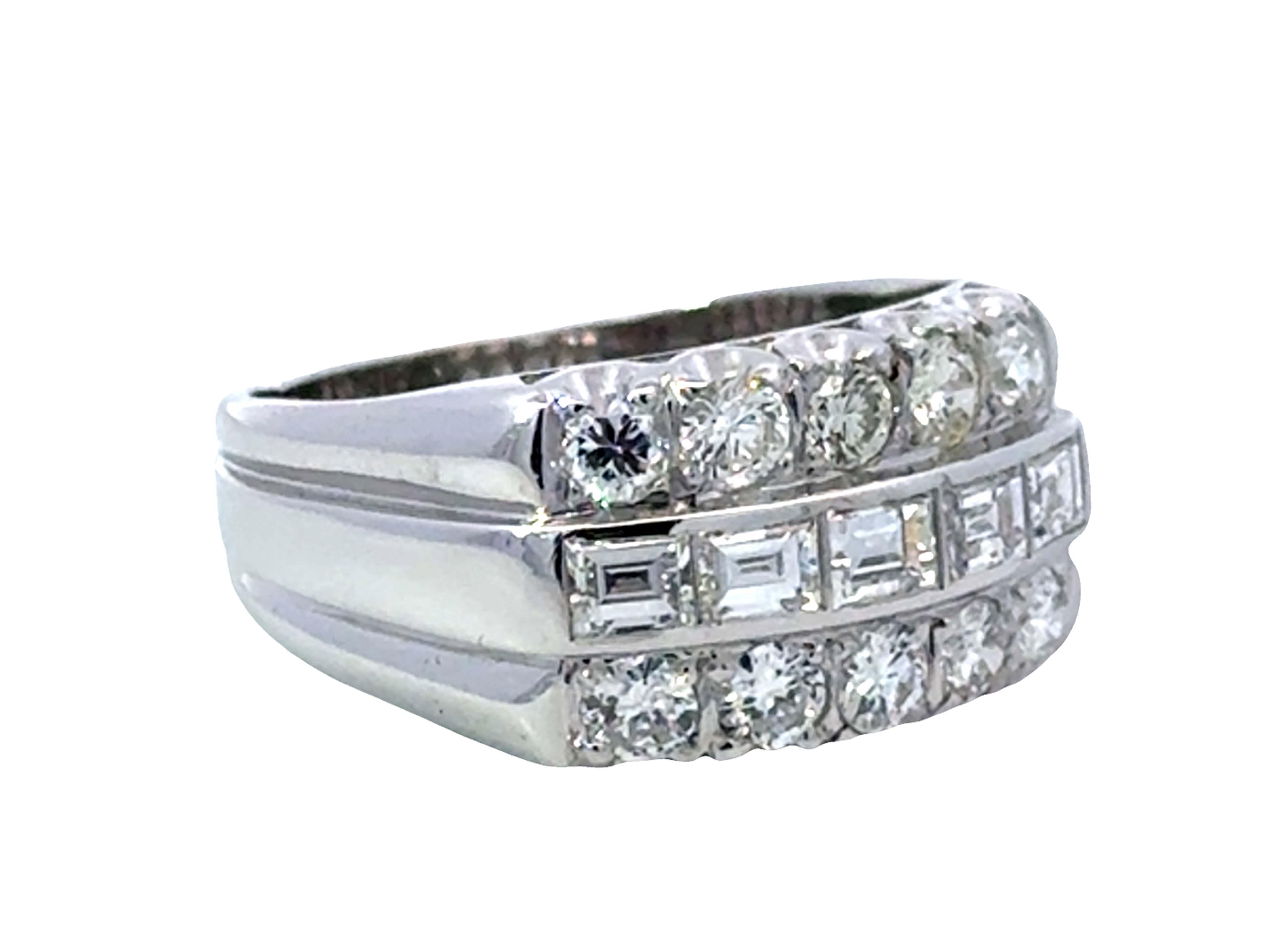 Dreireihiger Diamantring mit rundem Brillant- und Smaragdschliff 14K Weißgold (Moderne) im Angebot