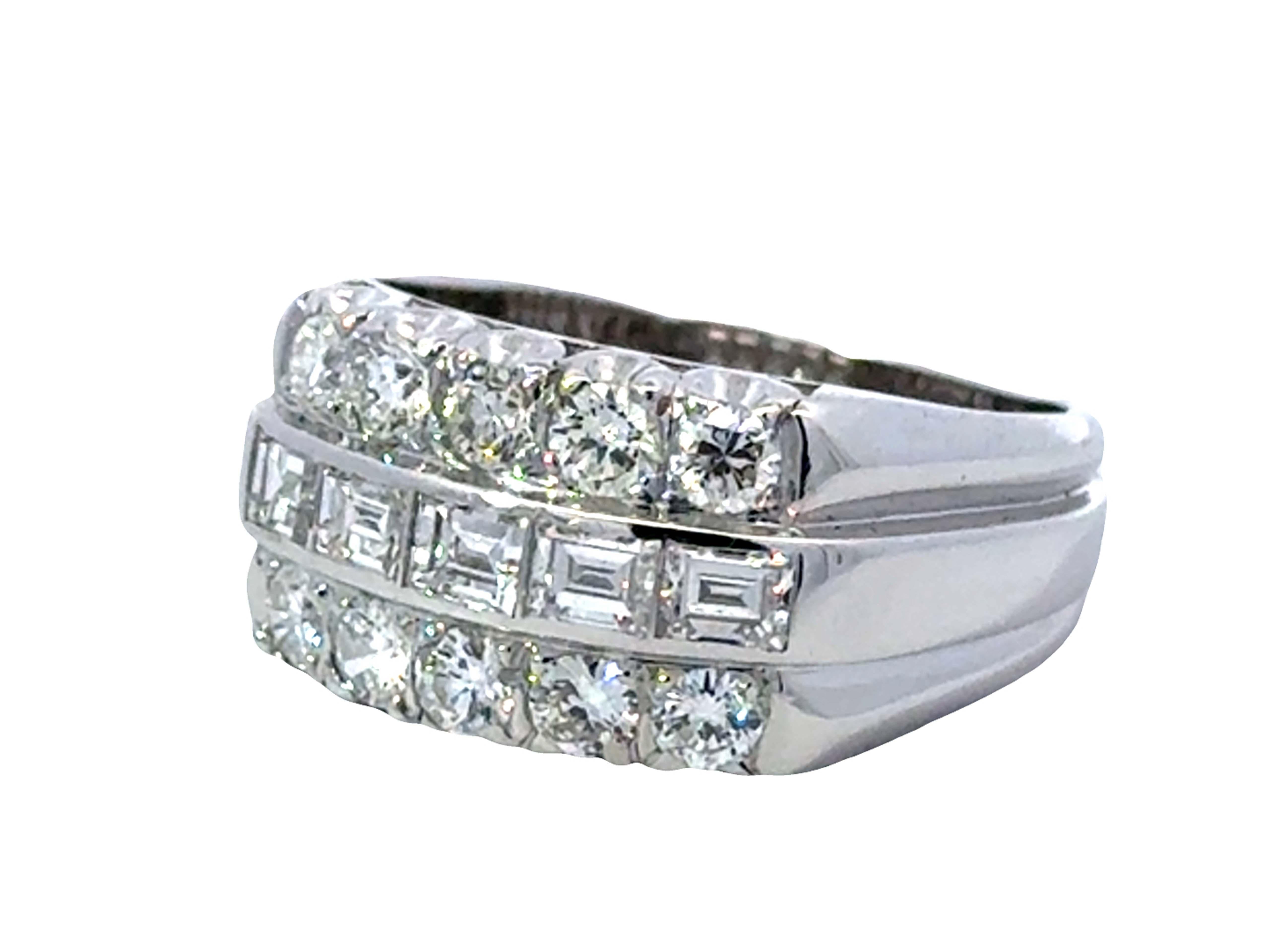 Dreireihiger Diamantring mit rundem Brillant- und Smaragdschliff 14K Weißgold (Brillantschliff) im Angebot