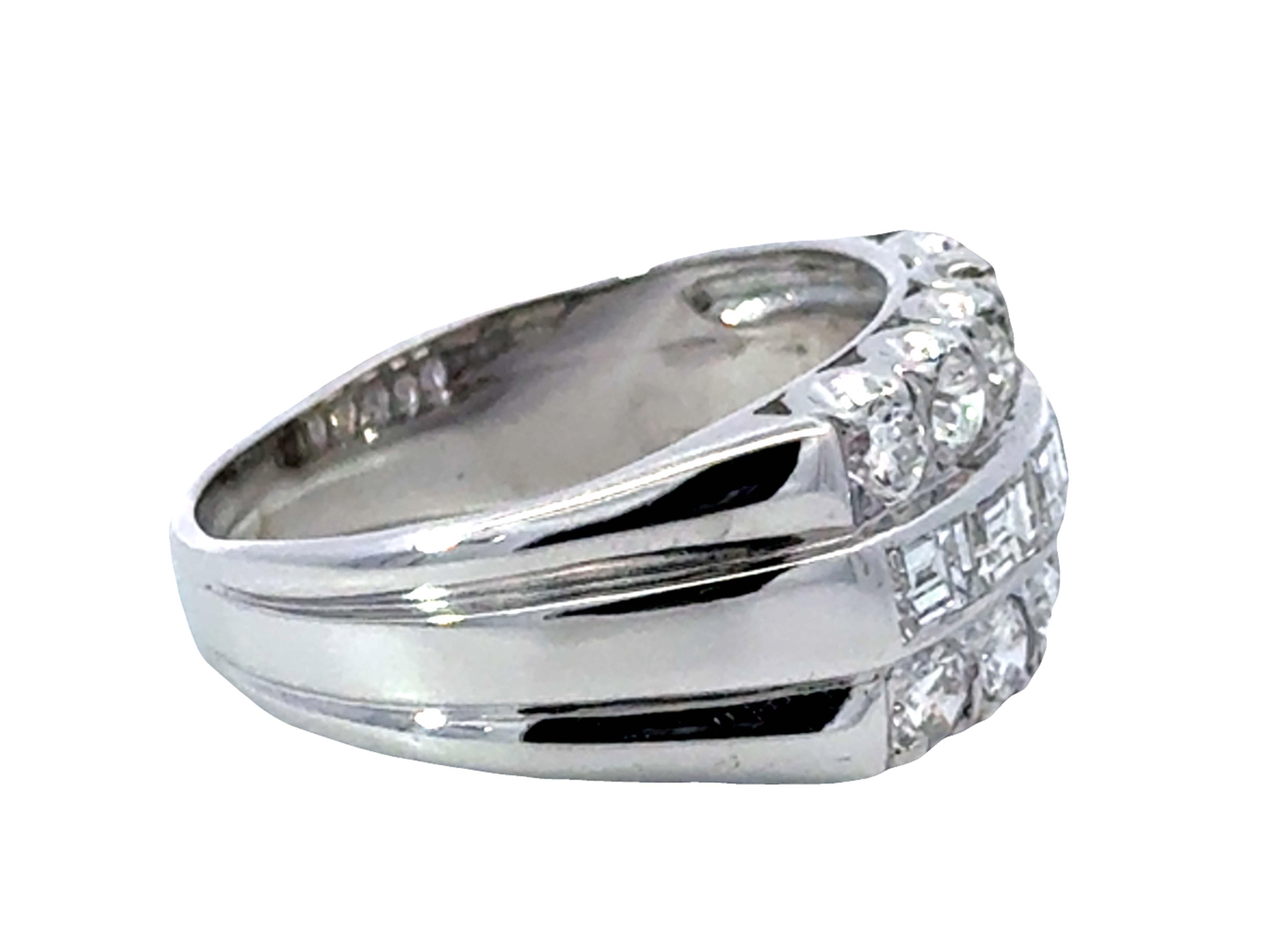 Dreireihiger Diamantring mit rundem Brillant- und Smaragdschliff 14K Weißgold im Zustand „Hervorragend“ im Angebot in Honolulu, HI