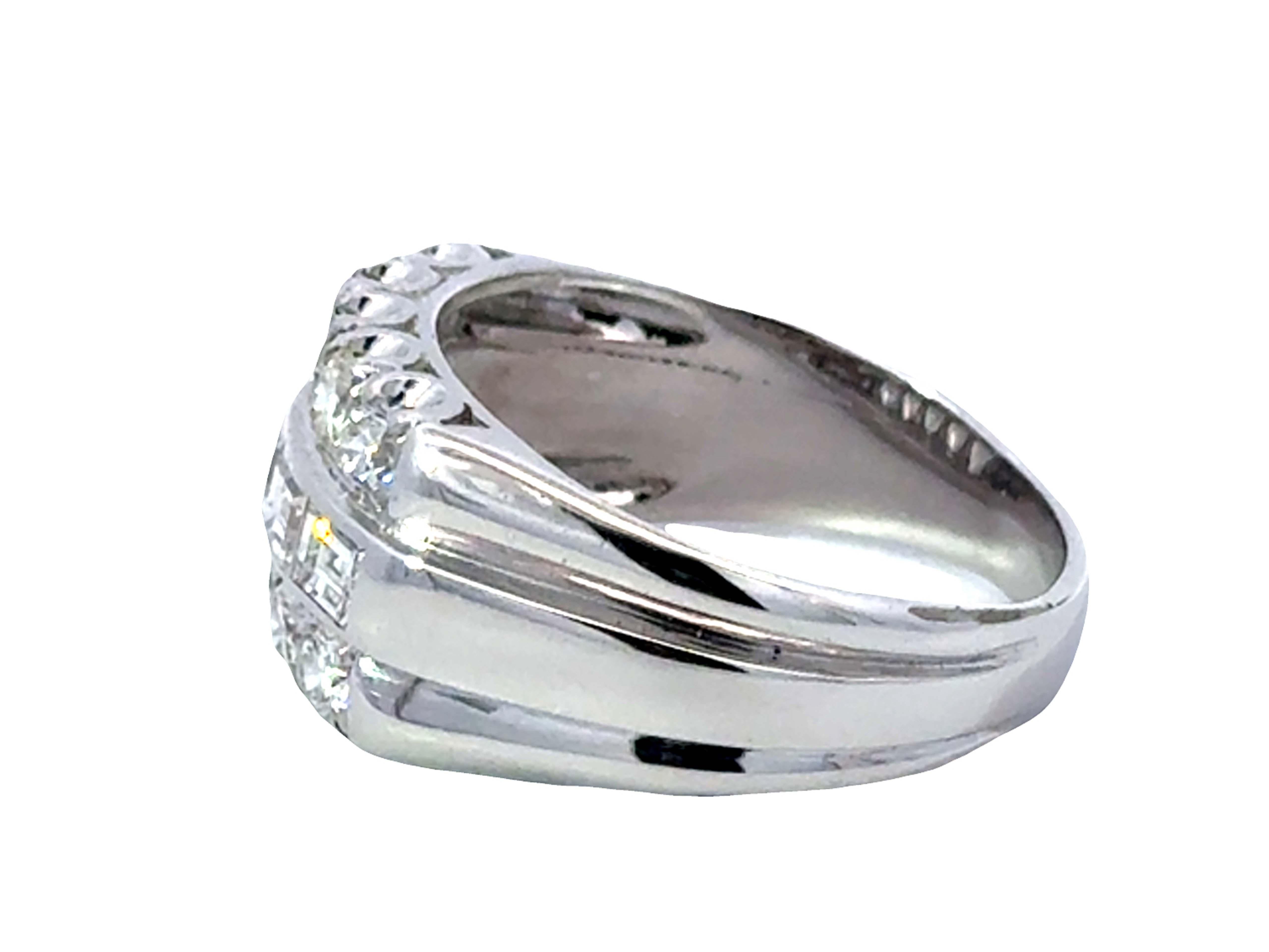 Dreireihiger Diamantring mit rundem Brillant- und Smaragdschliff 14K Weißgold für Damen oder Herren im Angebot