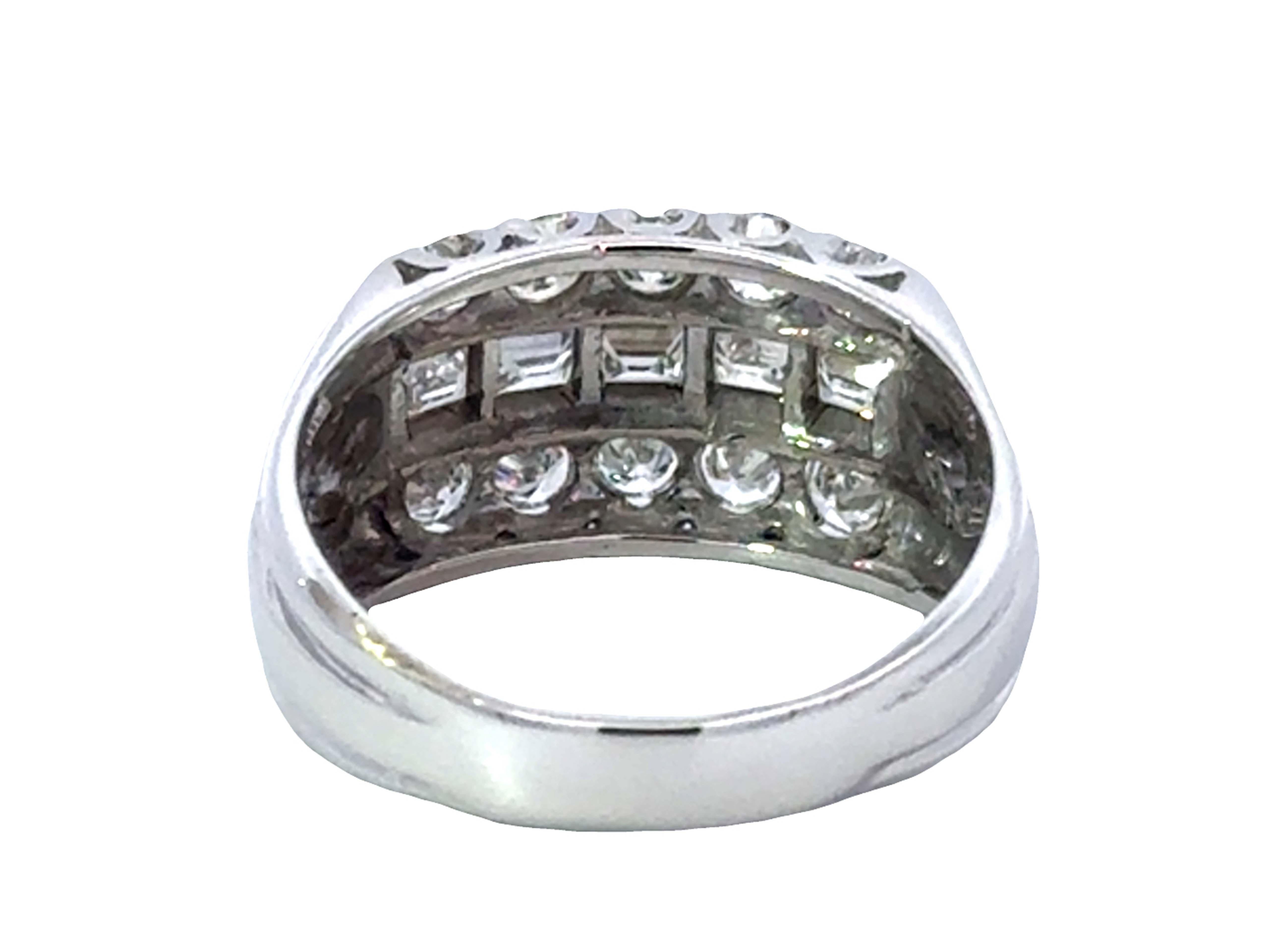 Dreireihiger Diamantring mit rundem Brillant- und Smaragdschliff 14K Weißgold im Angebot 1