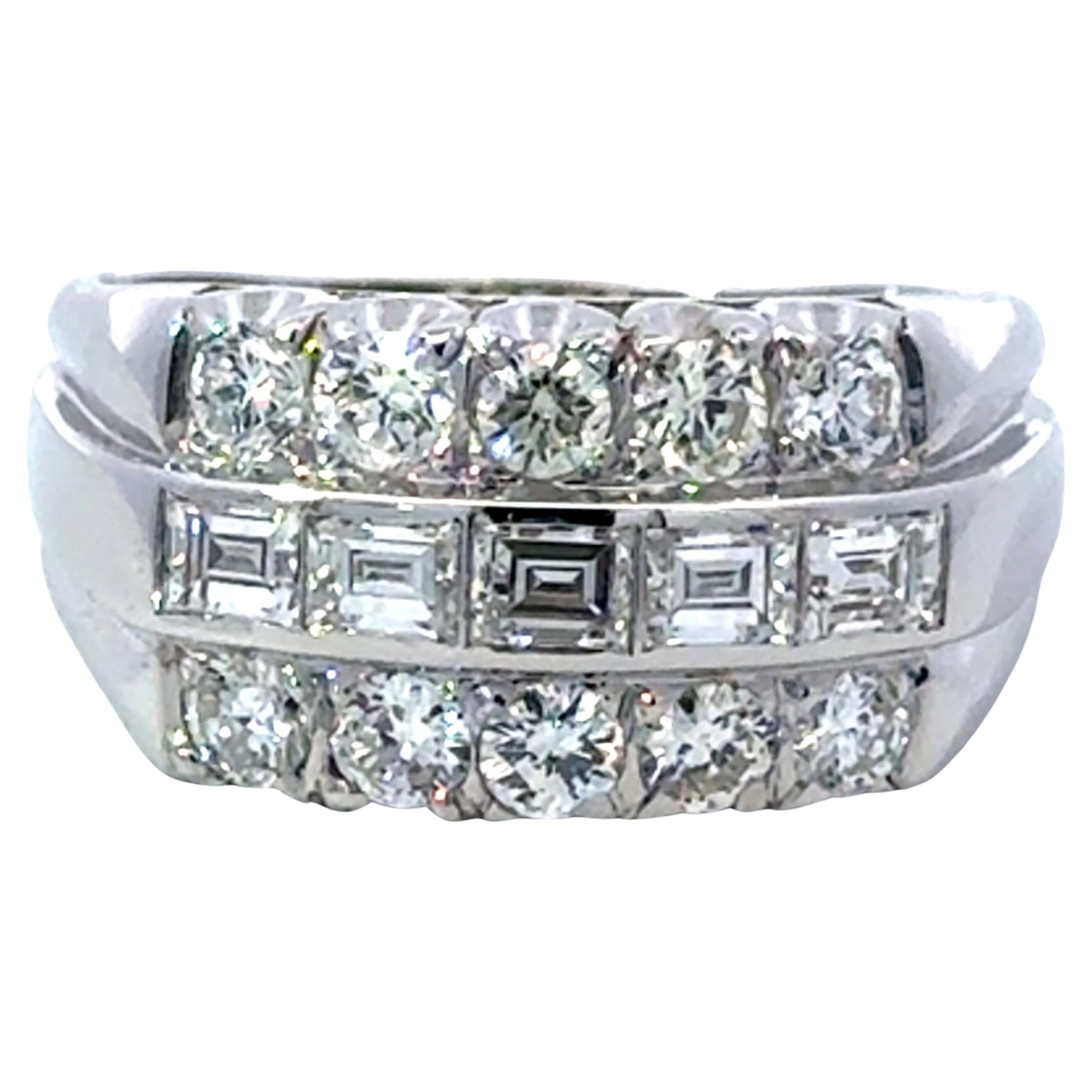 Dreireihiger Diamantring mit rundem Brillant- und Smaragdschliff 14K Weißgold im Angebot
