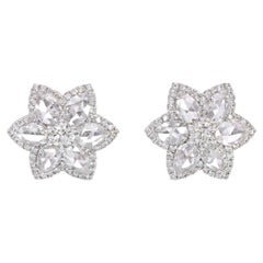 Pendientes de oro de 18 quilates con forma de estrella de diamantes redondos brillantes y talla rosa. Pendientes de oro de 18 quilates con forma de estrella de diamantes redondos brillantes y talla rosa.