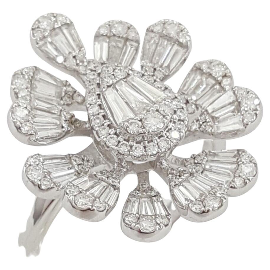 Bague de fiançailles en or blanc 18 carats, sertie d'une fleur de diamants ronds brillants et baguettes. 