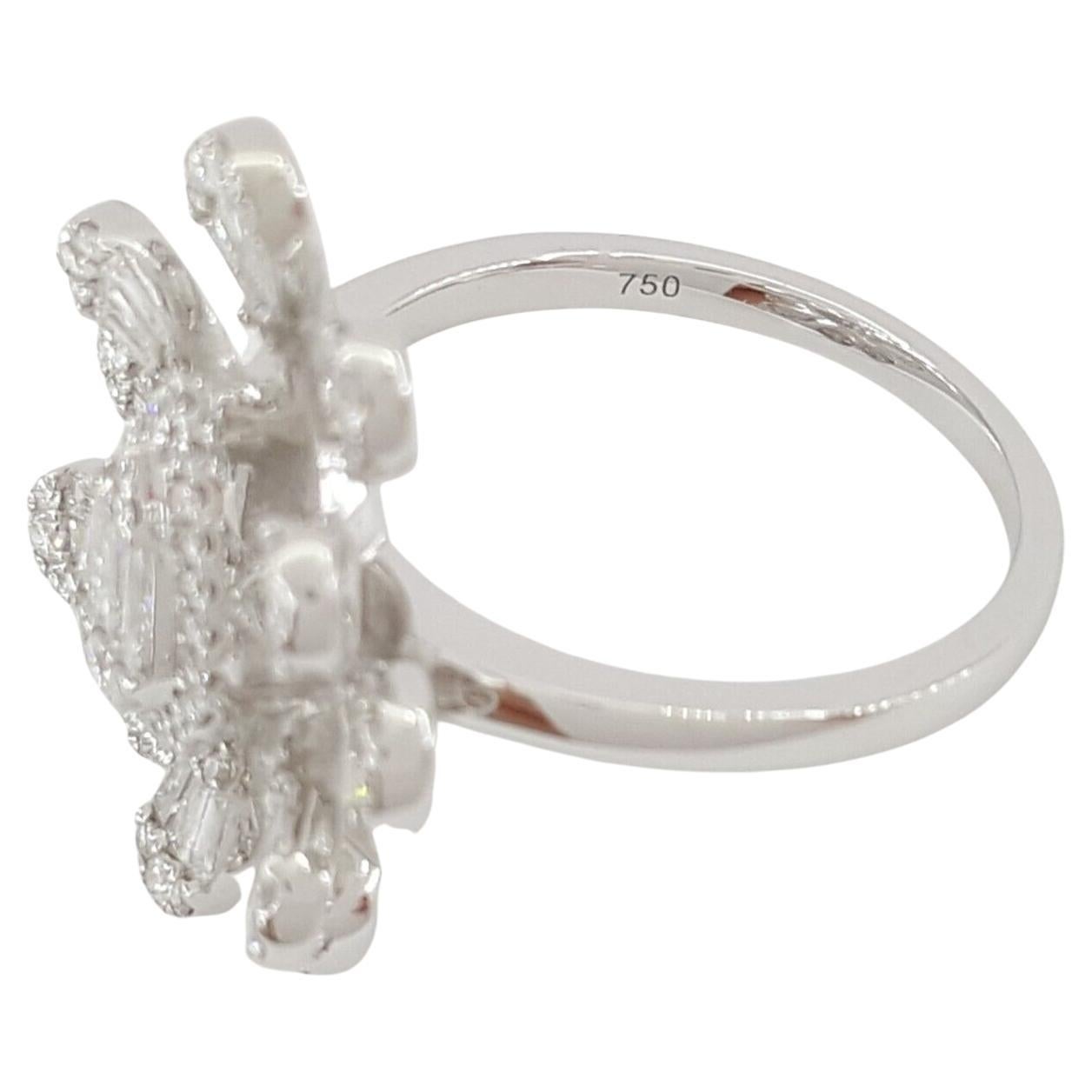 Moderne Bague en or blanc 18 carats avec grappe de fleurs en diamants taille ronde brillants et baguettes en vente