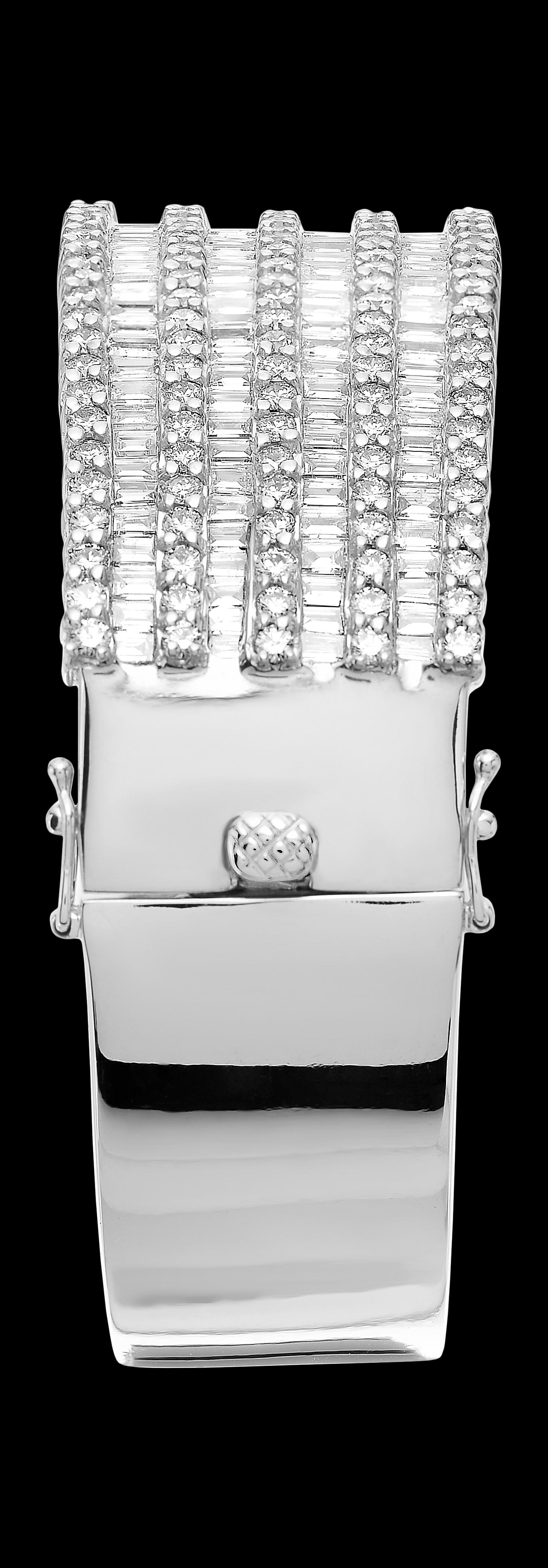 Moderne Bracelet jonc large/manchette en or blanc 18 carats avec neuf rangées de diamants en vente