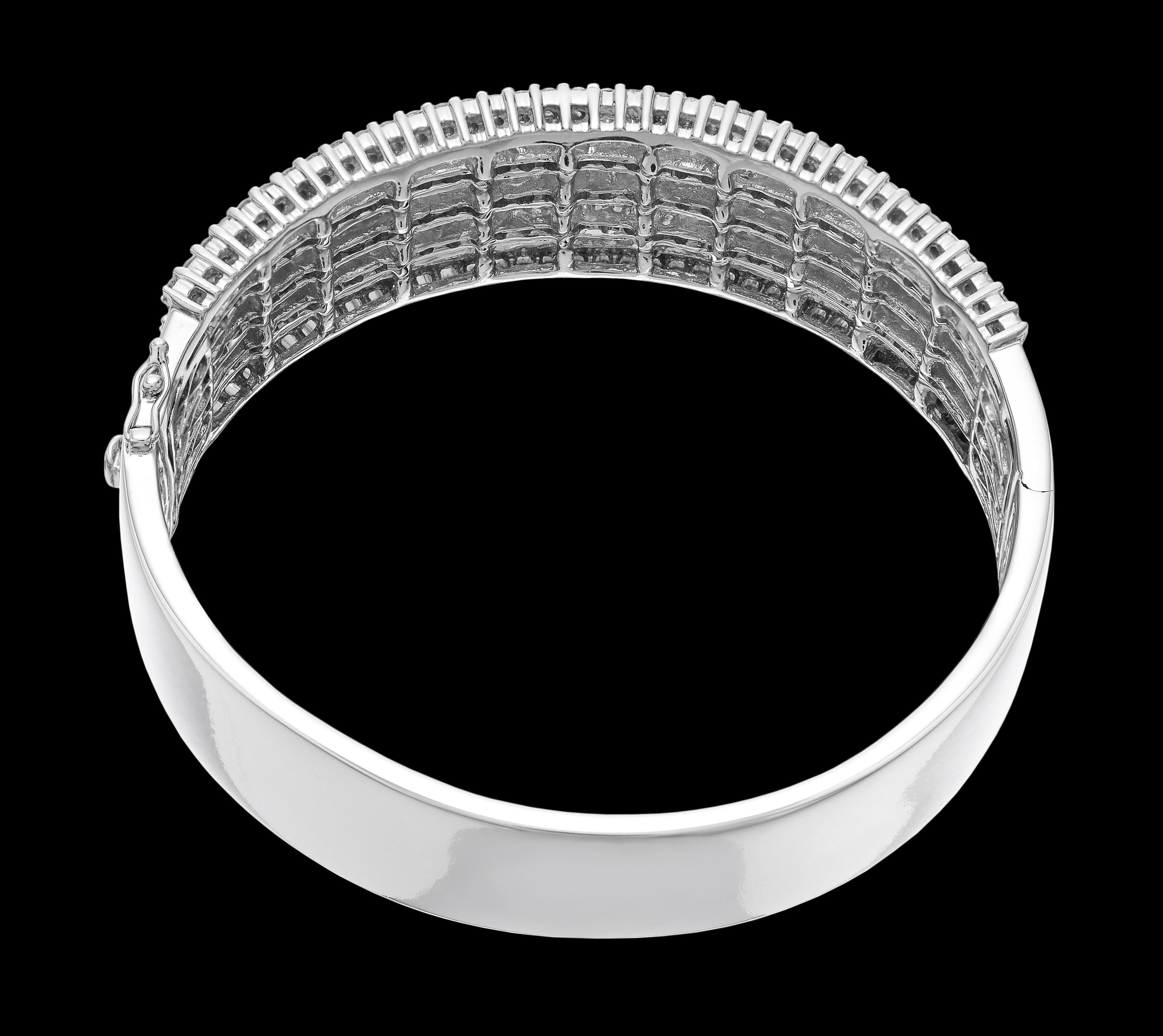 Bracelet jonc large/manchette en or blanc 18 carats avec neuf rangées de diamants en vente 3