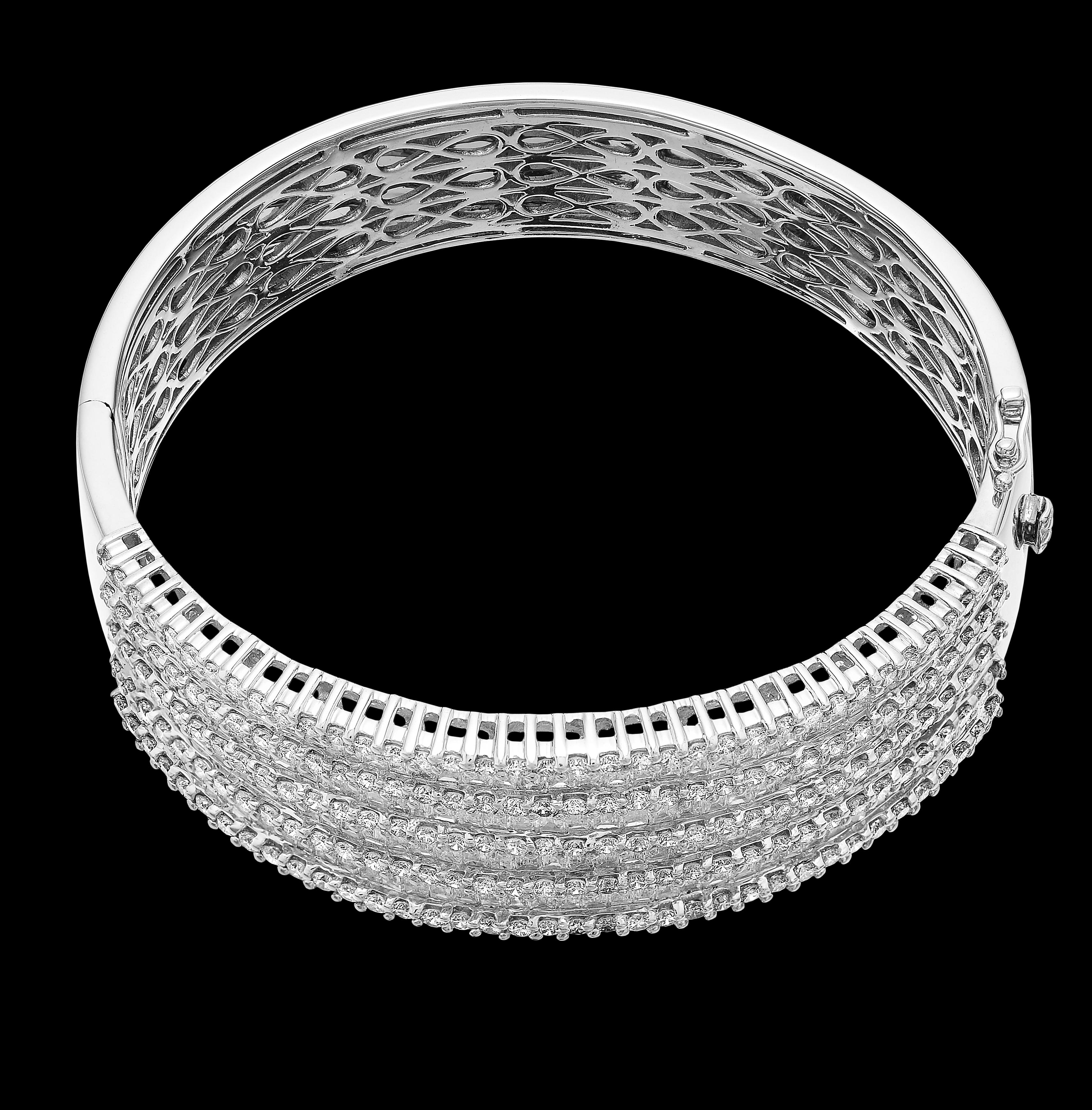 Diamond Bangle, Wide Band/Cuff, Nine Rows of Diamonds in 18 Carat White Gold  In Excellent Condition For Sale In London, GB