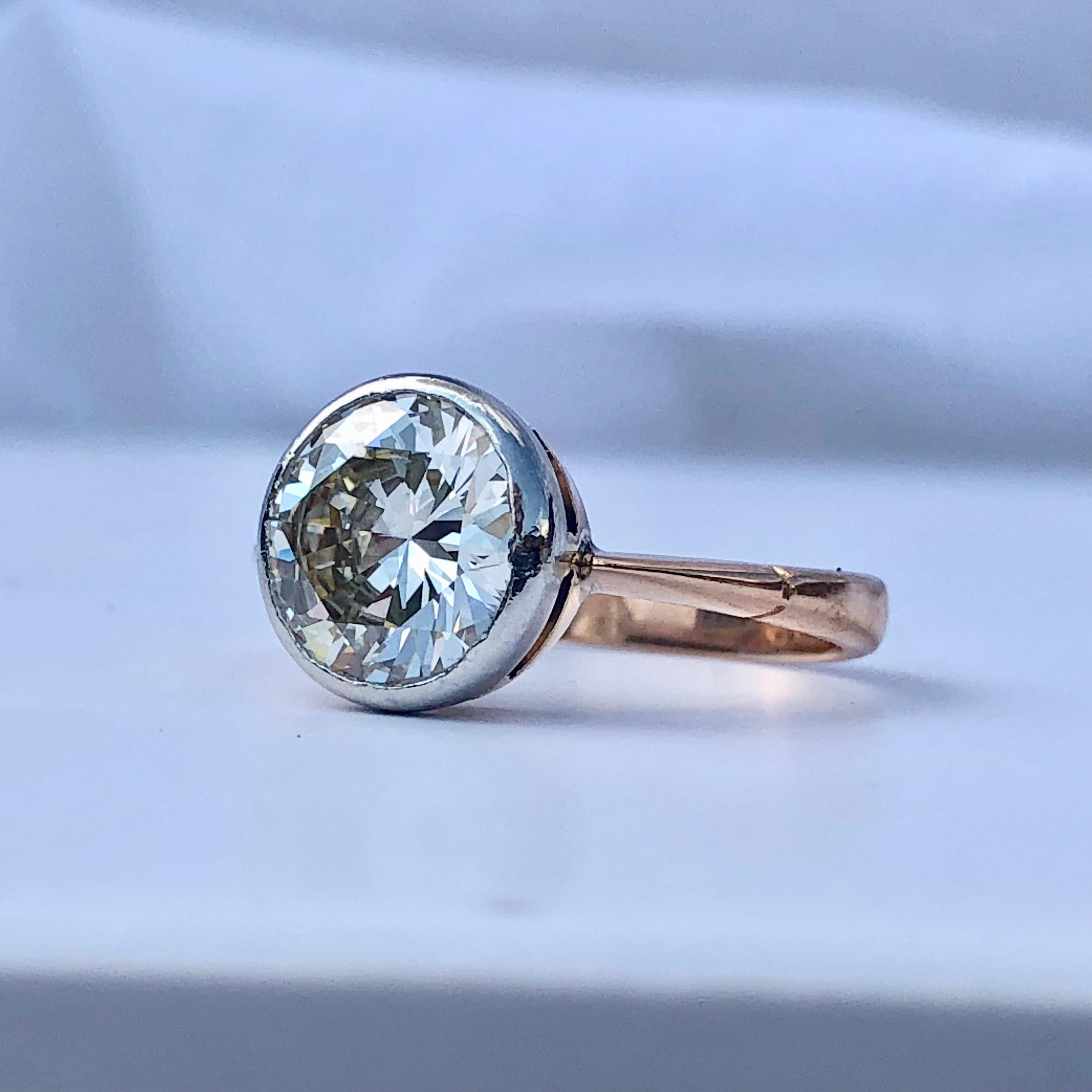 Round Brilliant Bezel Collet Set White Diamond Engagement 18k Yellow Gold Ring In Good Condition In London, GB