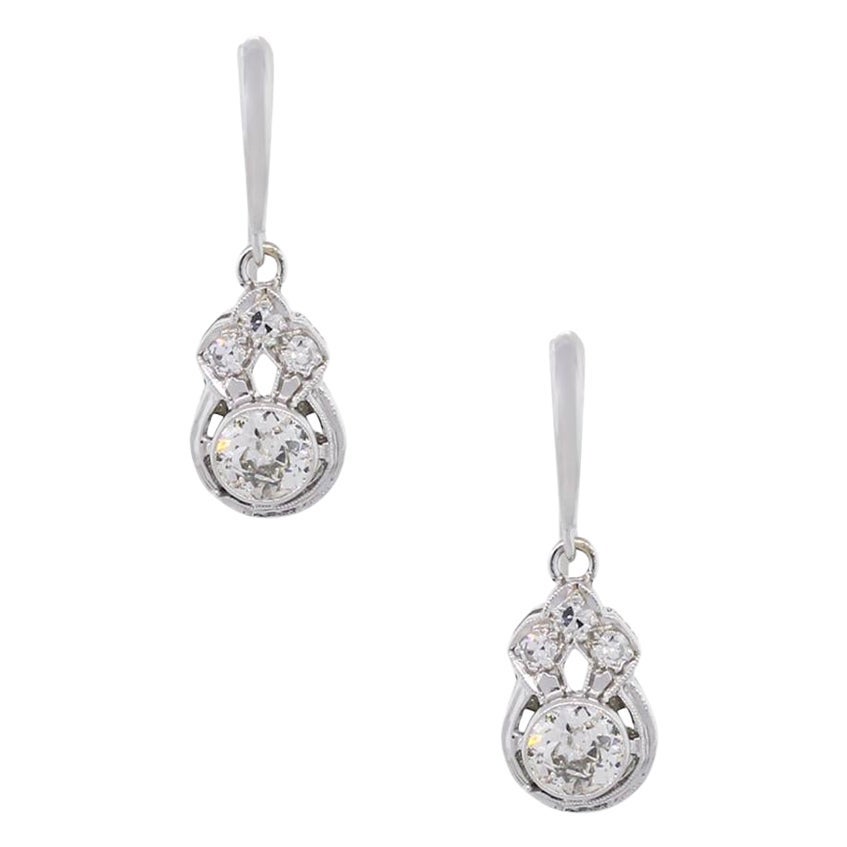 Boucles d'oreilles pendantes avec diamants sertis en biseau et de forme arrondie