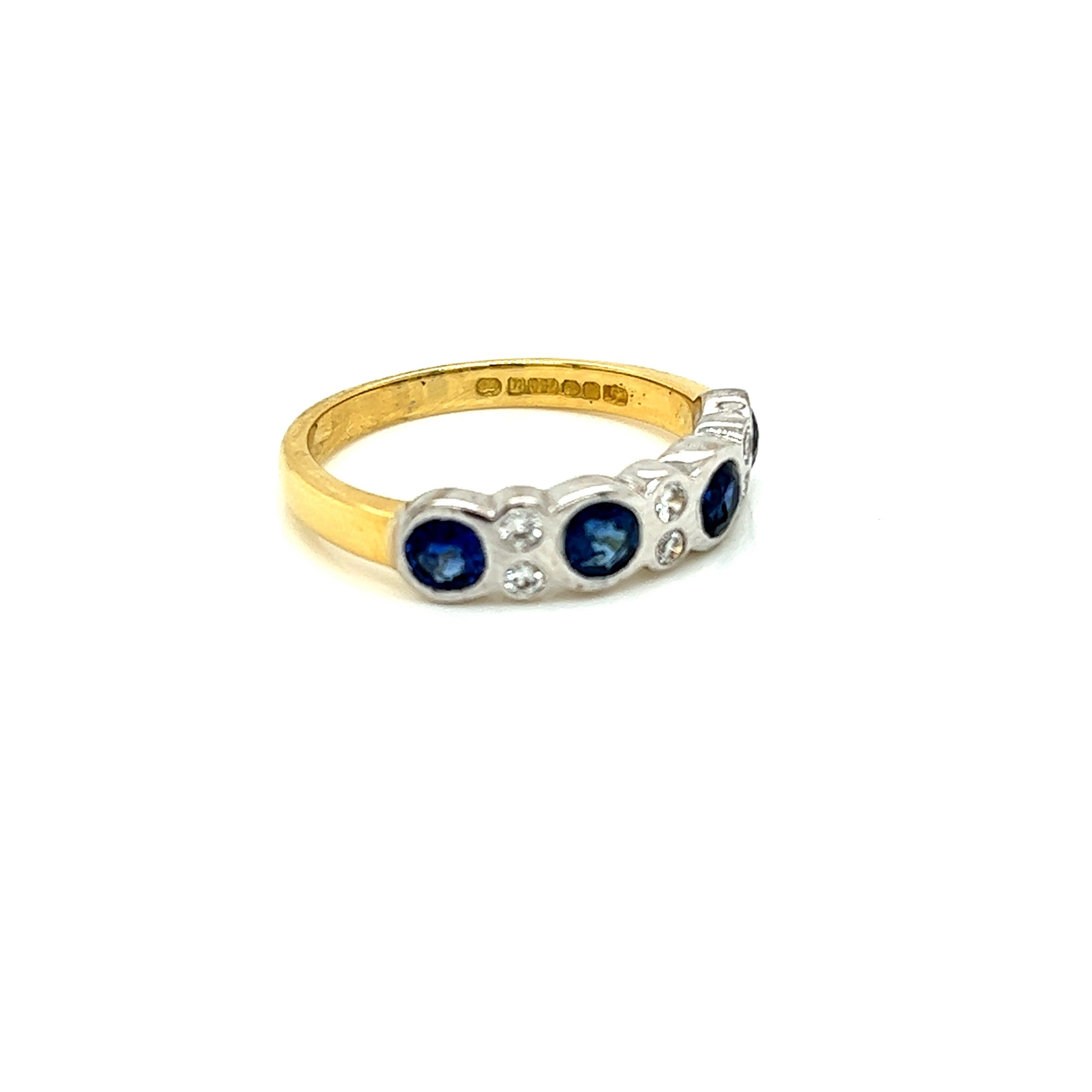 Bague en or 18 carats avec saphir bleu brillant et diamant

Cette bague unique présente quatre saphirs bleus ronds et brillants et six diamants ronds et brillants dans une monture rubis en or blanc 18 carats, sur un anneau en or jaune 18