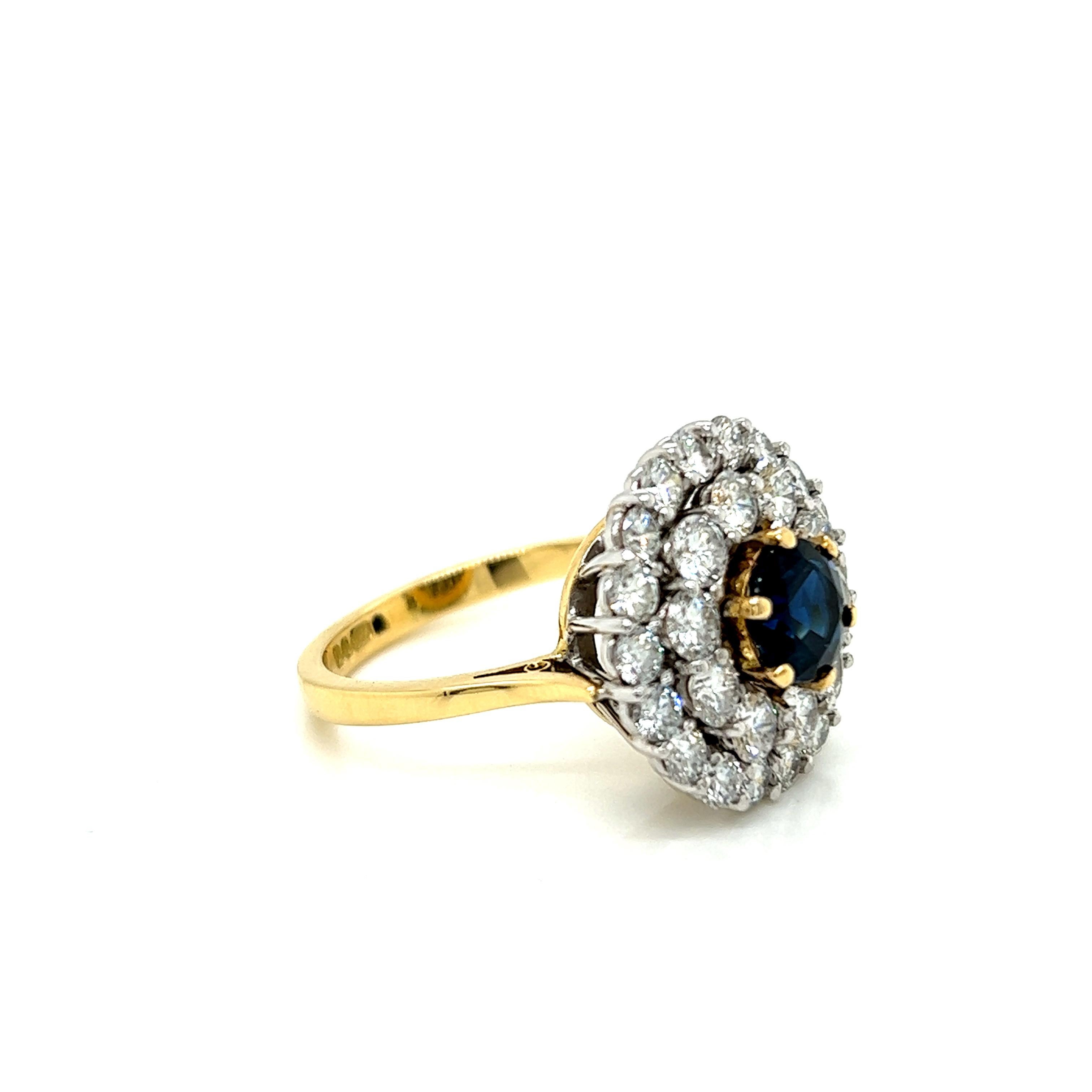 Round Brilliant Blue Sapphire and Diamond Ring in 18K Yellow and White Gold In New Condition For Sale In London, GB