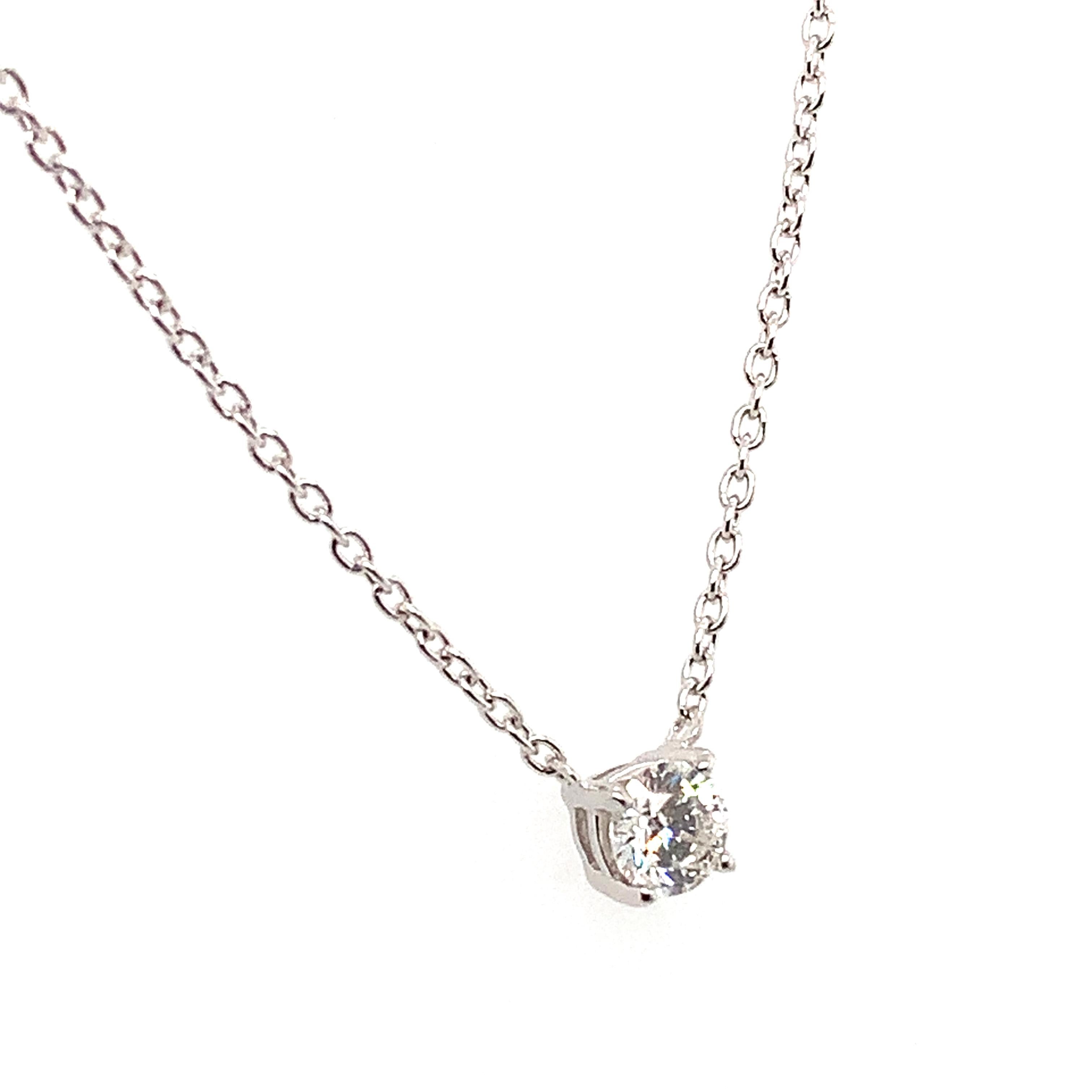 Round brilliant classic diamonds pendant necklace 18k white gold In New Condition For Sale In London, GB