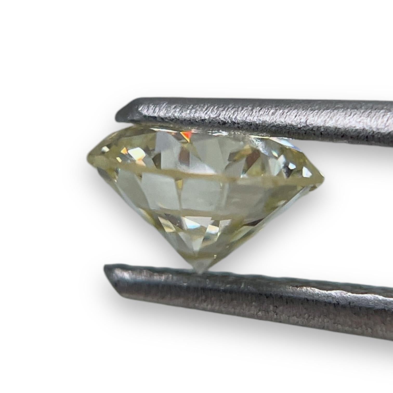 Women's or Men's Round Brilliant Cut 0.98 Carat Diamond - GIA Certified For Sale