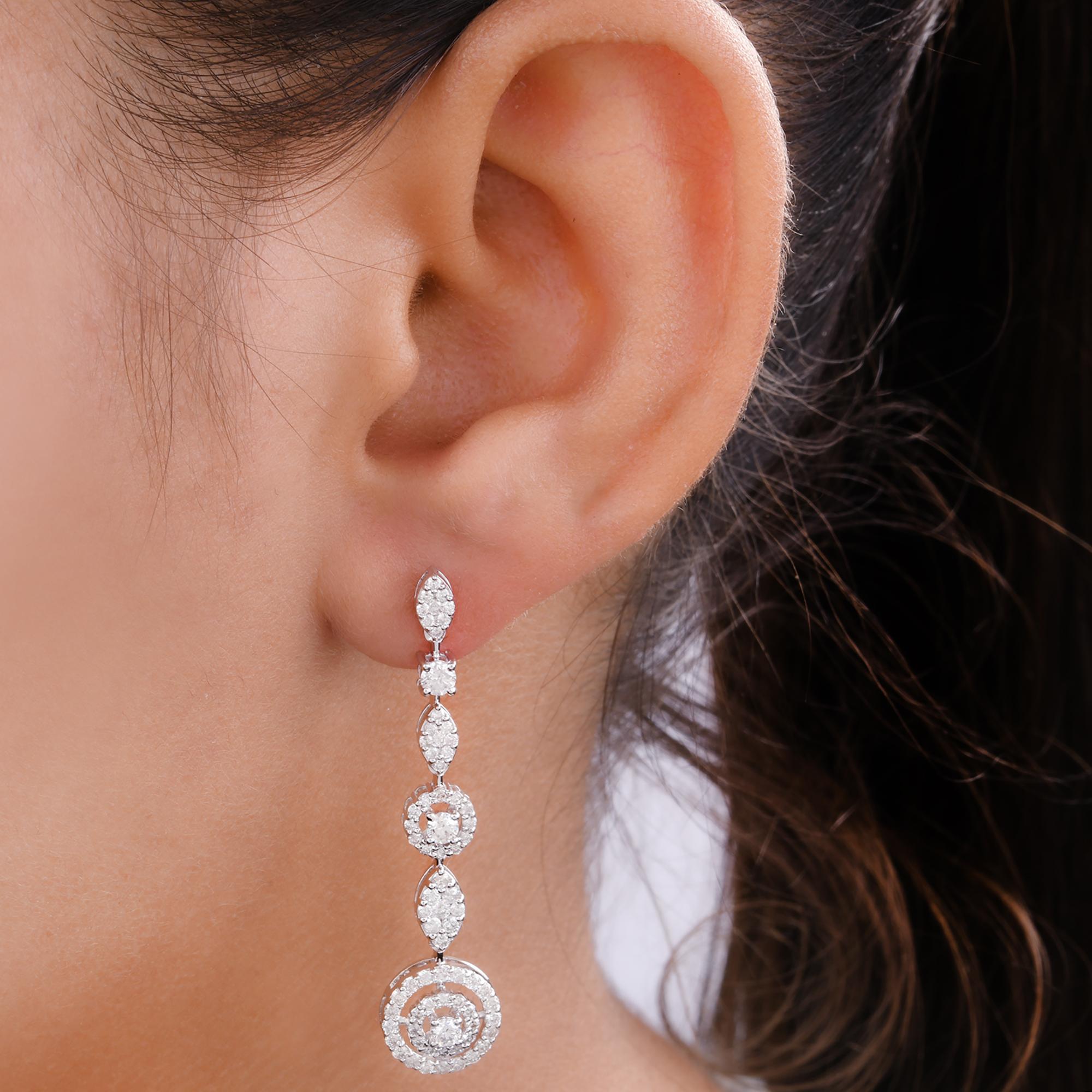Pendientes colgantes de diamantes talla brillante redonda de 1,81 ct Joyas de oro blanco de 18k
Estos pendientes presentan diamantes redondos de talla brillante que fluyen en un chispeante motivo circular, creando un movimiento y un brillo