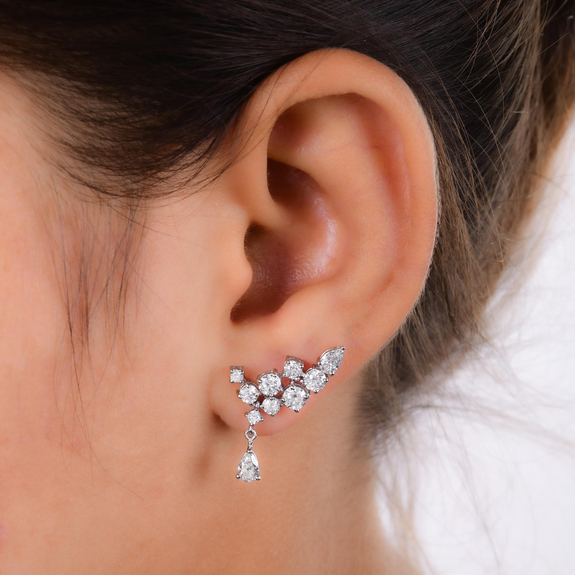 Boucles d'oreilles poire en or blanc 18k avec diamant taille brillant 2.24Ct
Ces élégantes boucles d'oreilles pendantes à grappes de diamants présentent un design moderne et incurvé, agrémenté de diamants ronds taillés en poire pour un éclat