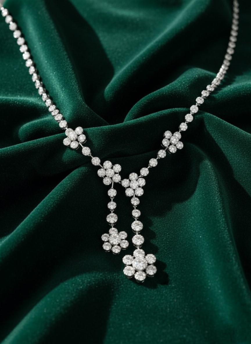 Taille ronde Collier de mariage en or blanc 18k avec fleurs et diamants 9.23Ct et taille brillant en vente