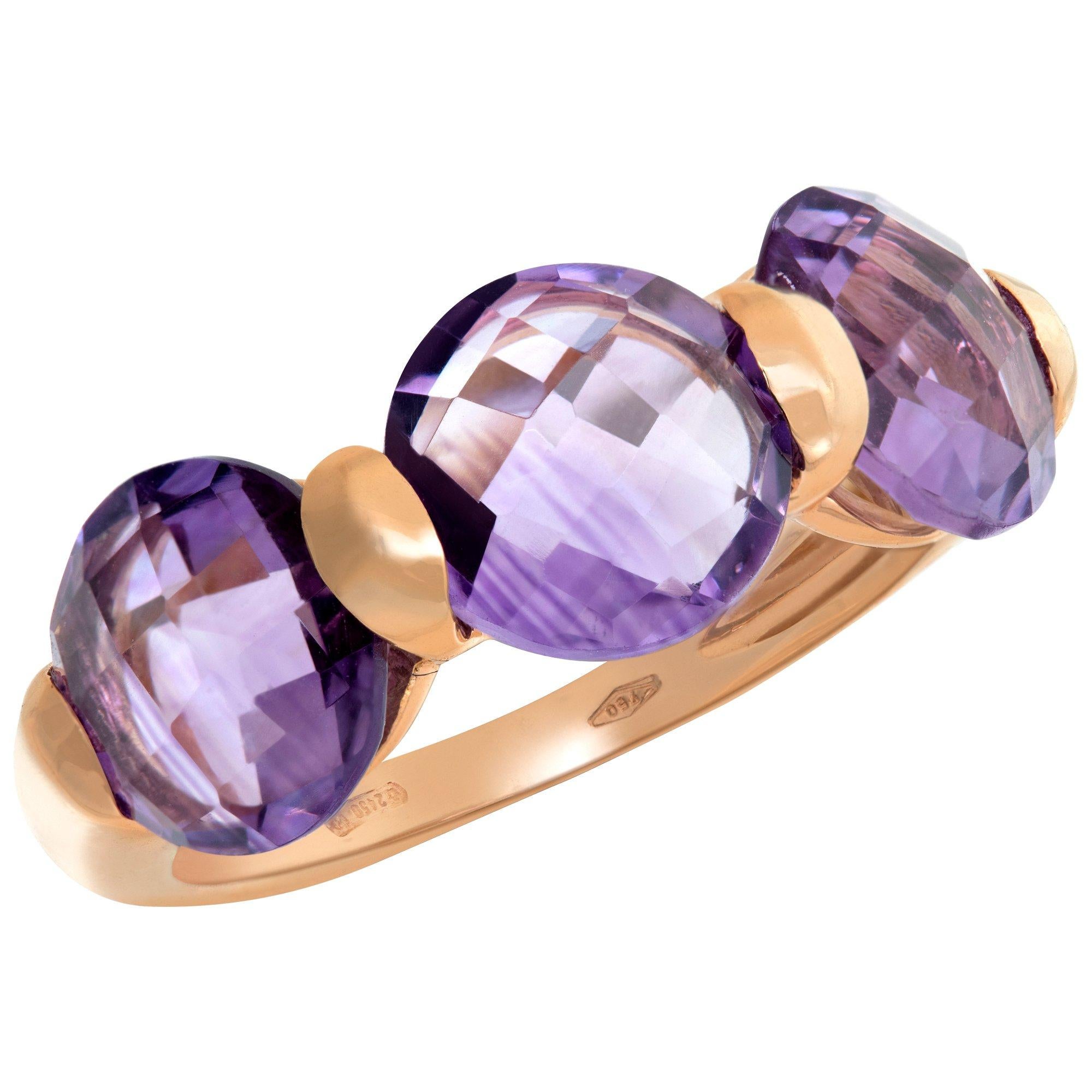 Round brilliant cut Amethyst ring set in yellow gold. Size 7. In Excellent Condition In Surfside, FL