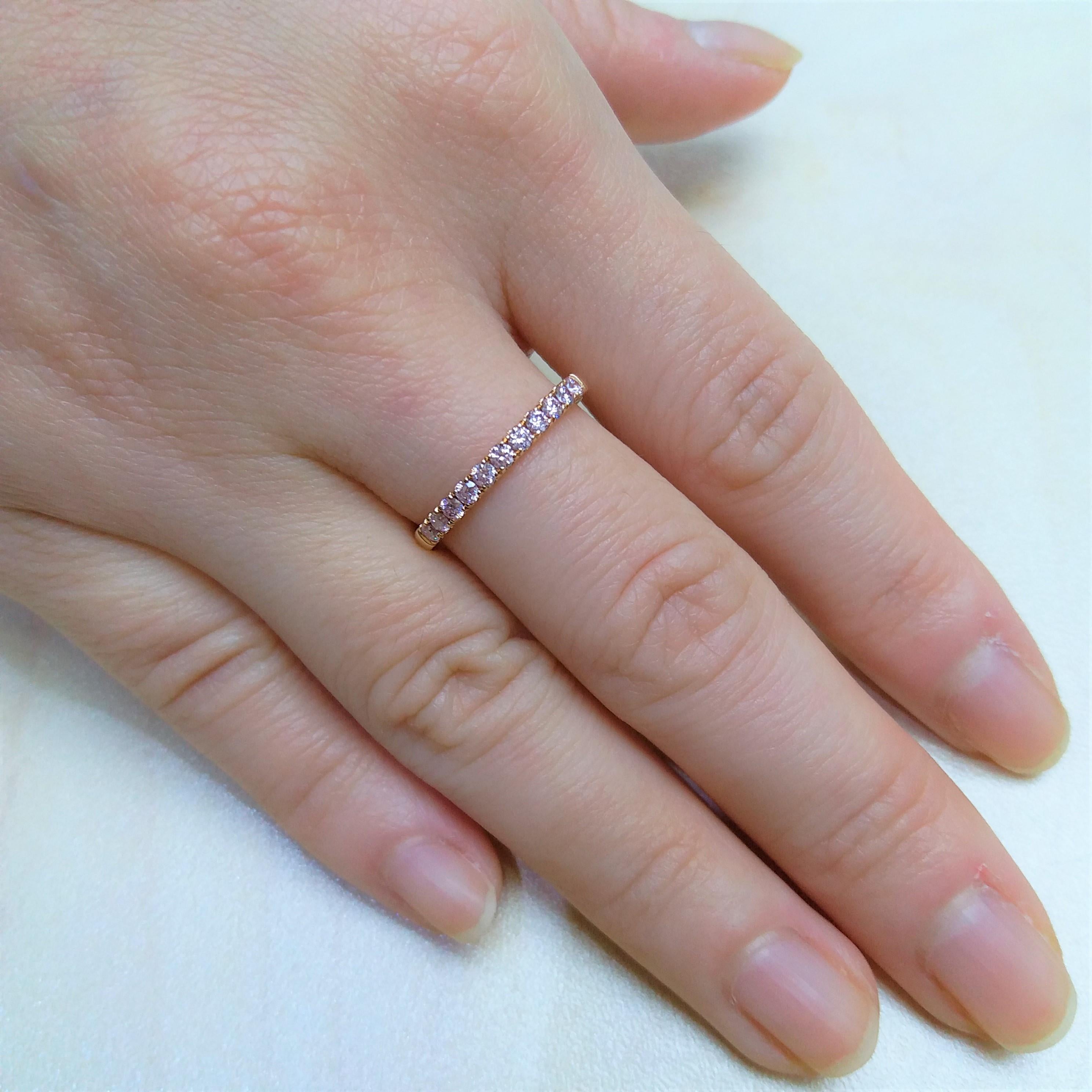 Anello a fascia in oro 18 carati con diamante rosa Argyle taglio brillante rotondo In condizioni Nuovo in vendita a Hong Kong, HK