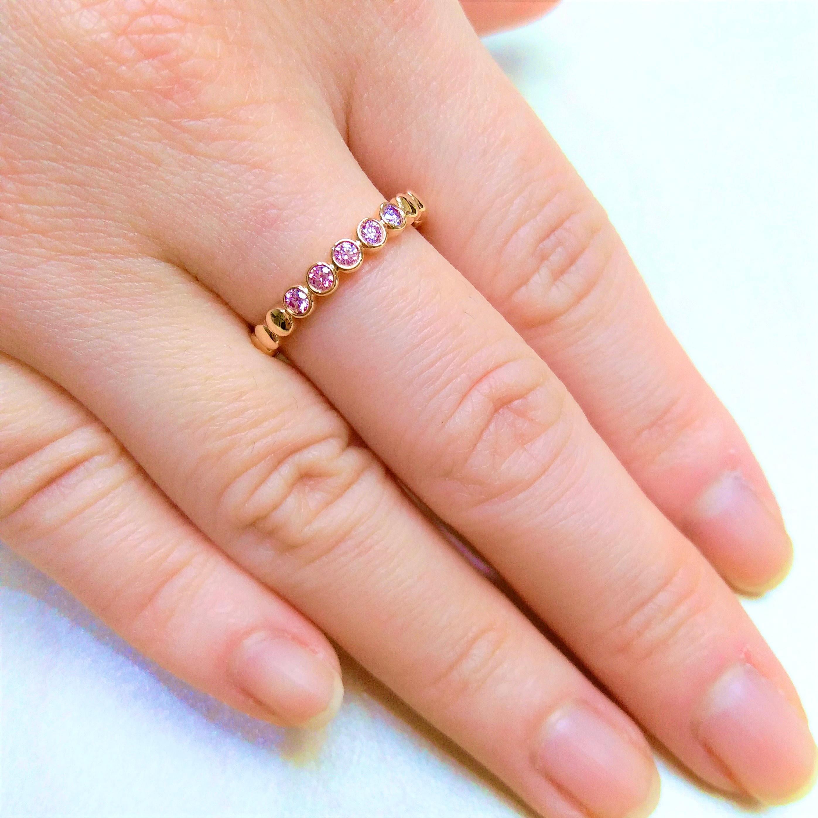 Round Brilliant Cut Argyle Pink Diamond 18K Gold Band Ring In New Condition In Hong Kong, HK