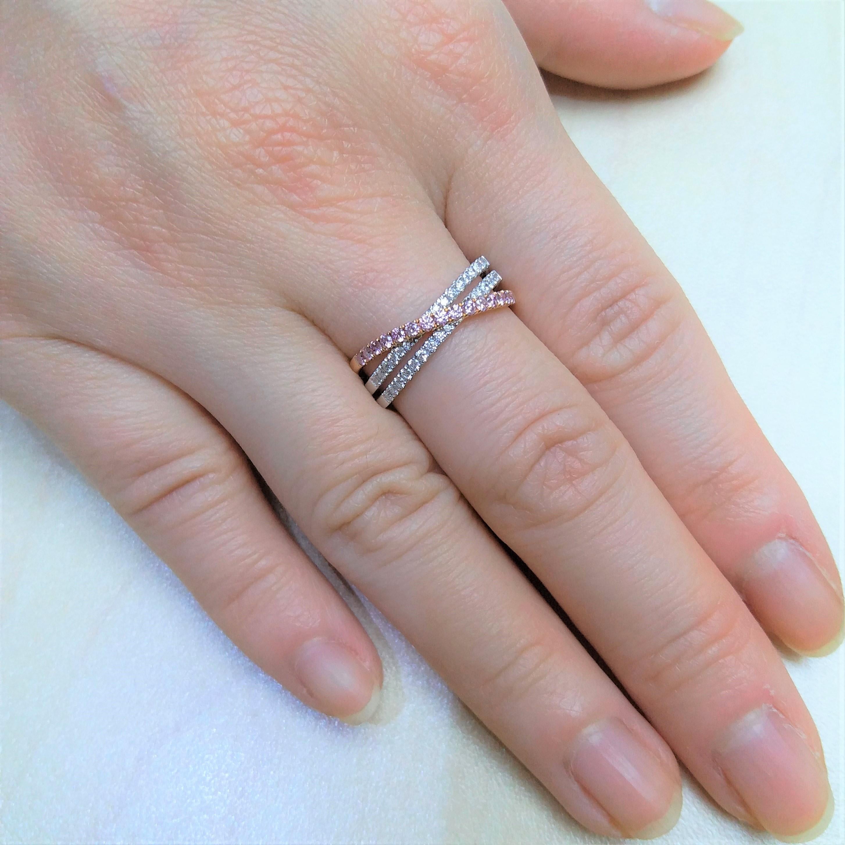 Round Cut Round Brilliant Cut Argyle Pink Diamond and White Diamond 18K Gold Band Ring For Sale