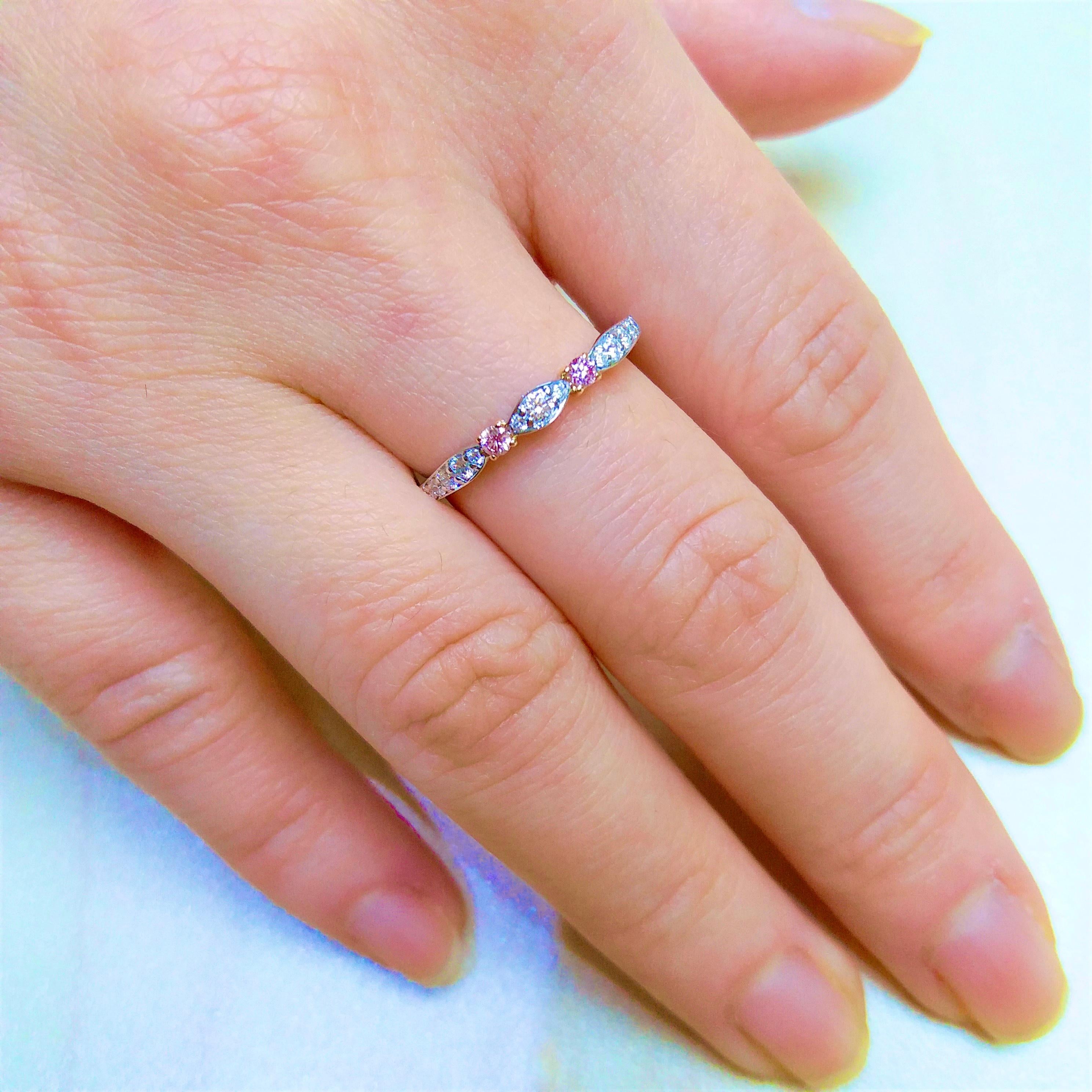 Round Cut Round Brilliant Cut Argyle Pink Diamond and White Diamond 18K Gold Band Ring For Sale