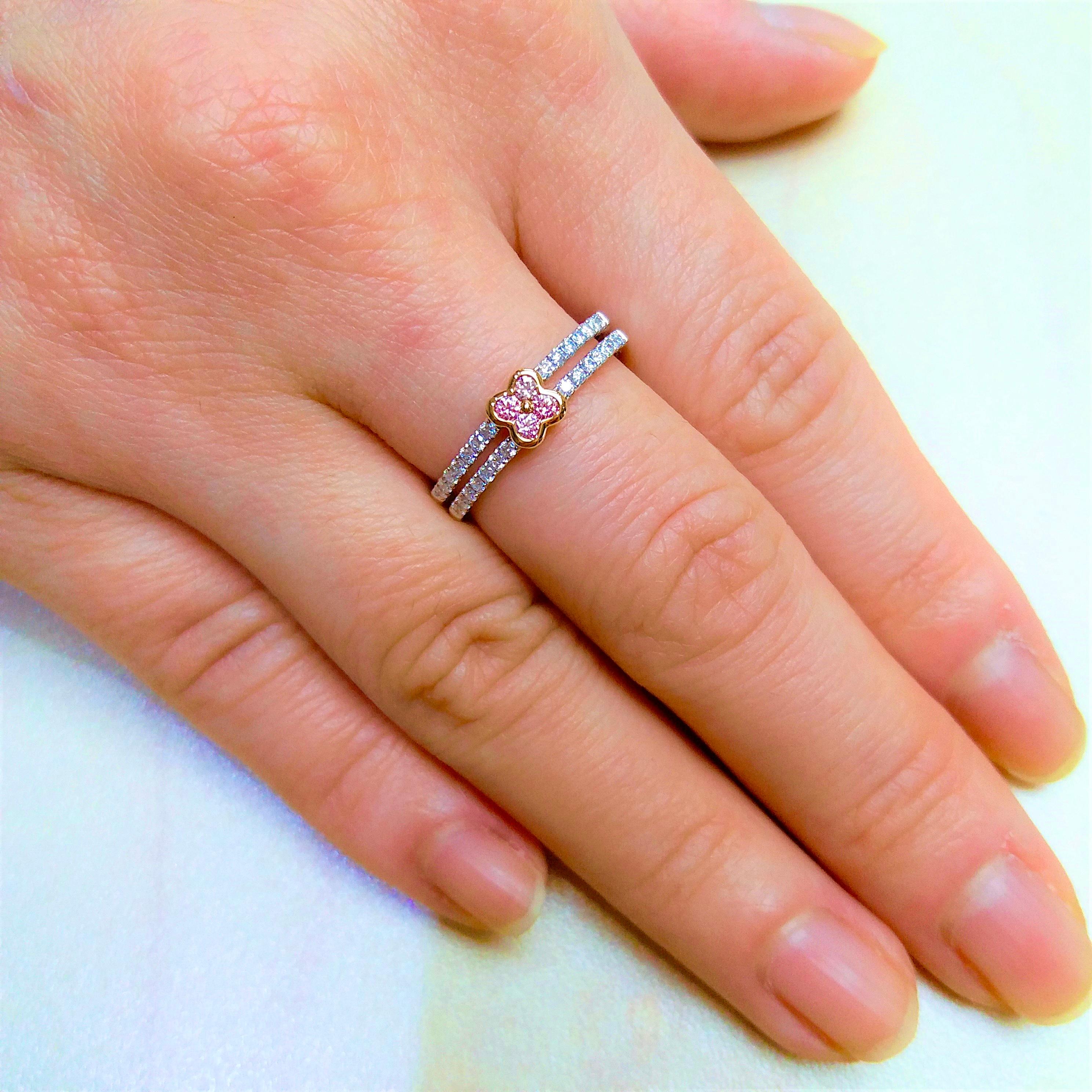 Round Brilliant Cut Argyle Pink Diamond and White Diamond 18K Gold Band Ring In New Condition For Sale In Hong Kong, HK