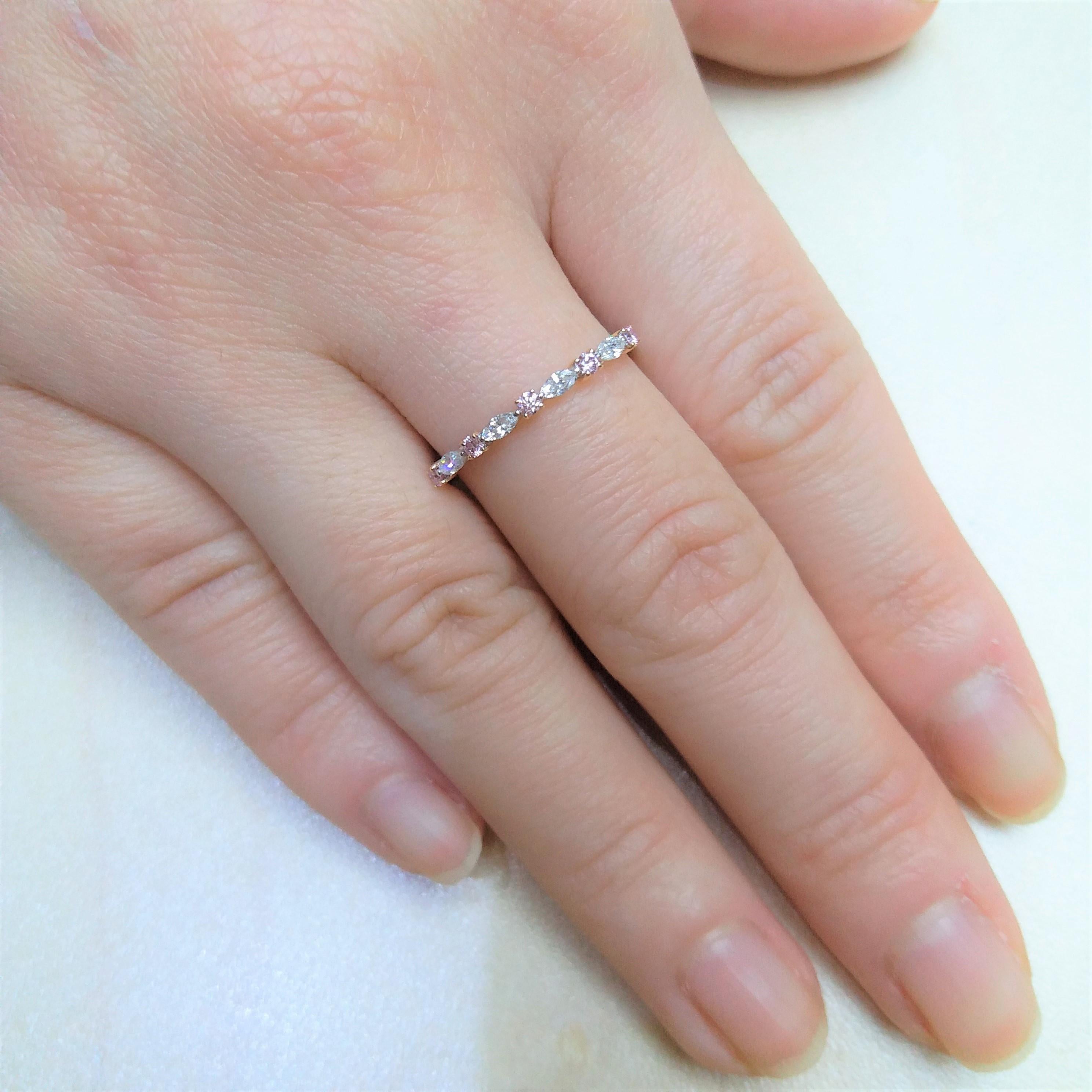 Anello a fascia in oro 18 carati con diamante rosa e diamante bianco, taglio Brilliante rotondo, Argyle In condizioni Nuovo in vendita a Hong Kong, HK