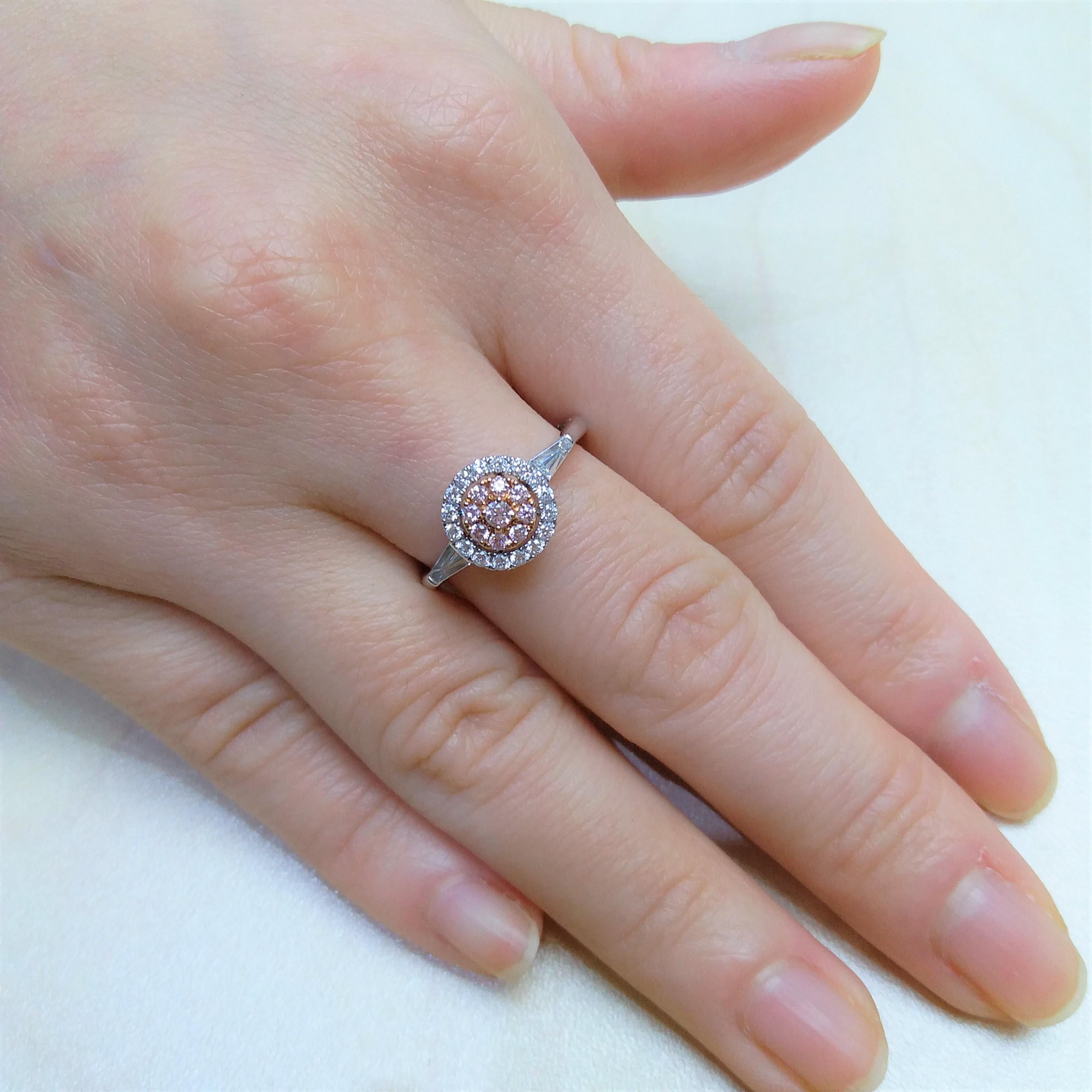 Round Brilliant Cut Argyle Pink Diamond and White Diamond 18K Gold Ring In New Condition For Sale In Hong Kong, HK