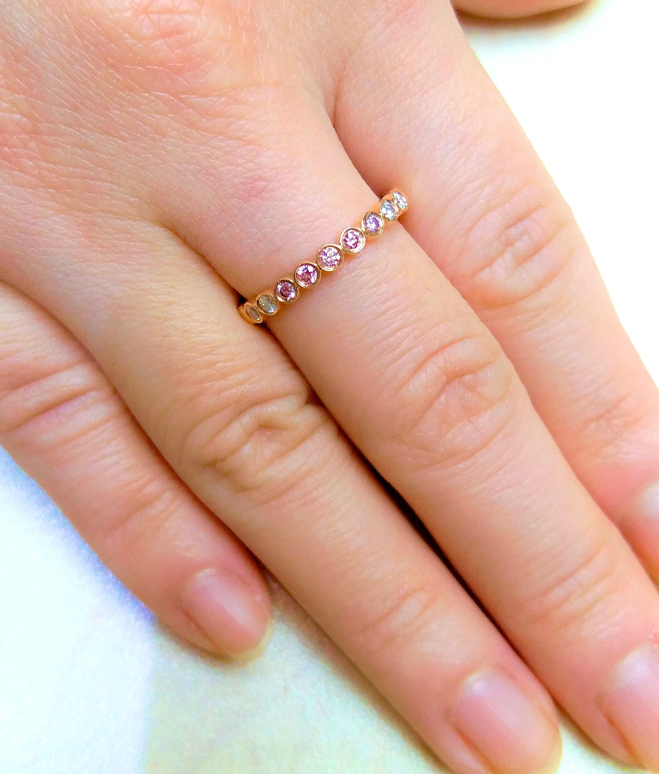 Round Brilliant Cut Argyle Pink Diamond and White Diamond 18K Gold Band Ring In New Condition For Sale In Hong Kong, HK