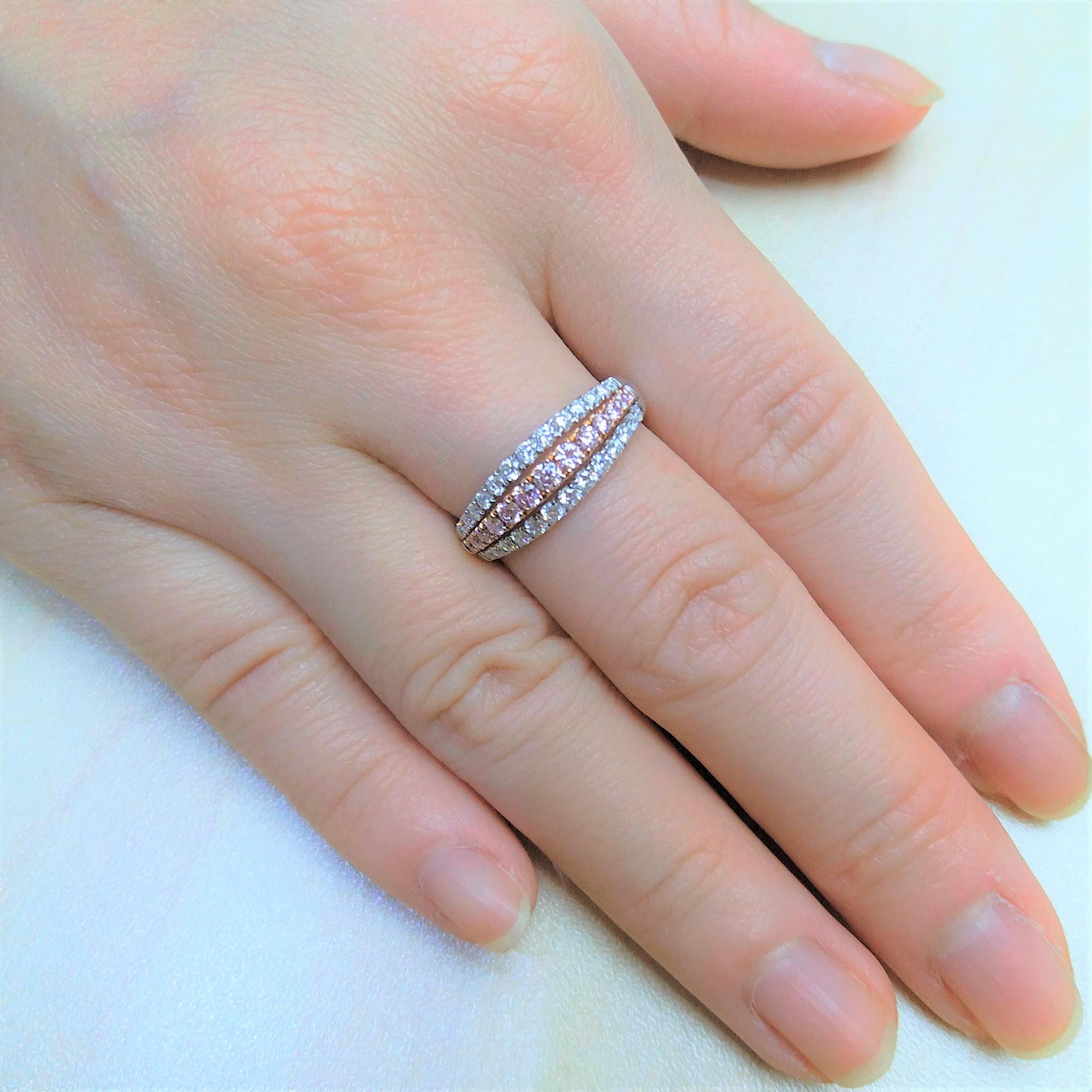 Anello con diamante rosa e diamante bianco in oro 18 carati con taglio a brillante rotondo e argyle In condizioni Nuovo in vendita a Hong Kong, HK