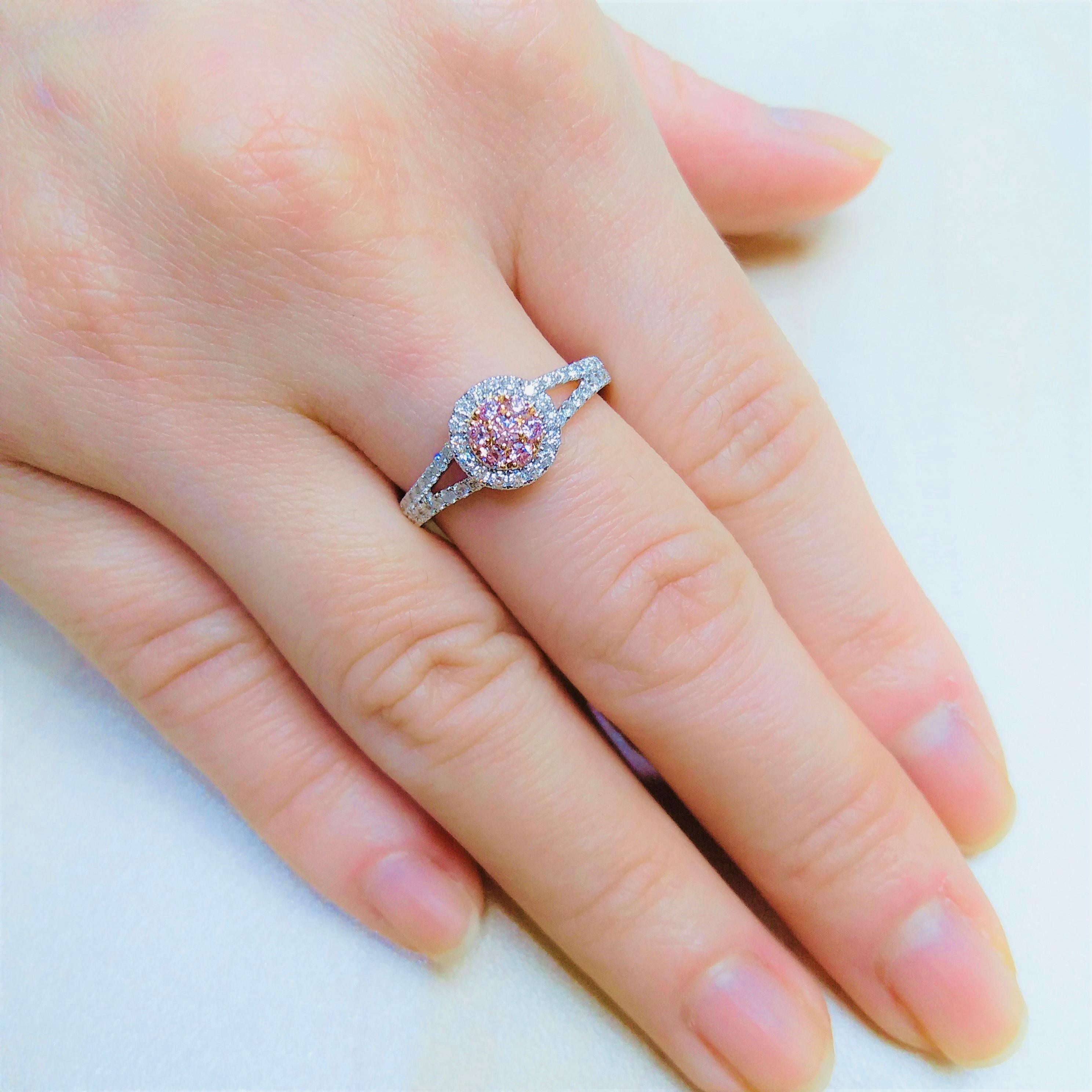 Round Brilliant Cut Argyle Pink Diamond and White Diamond 18K Gold Ring In New Condition For Sale In Hong Kong, HK