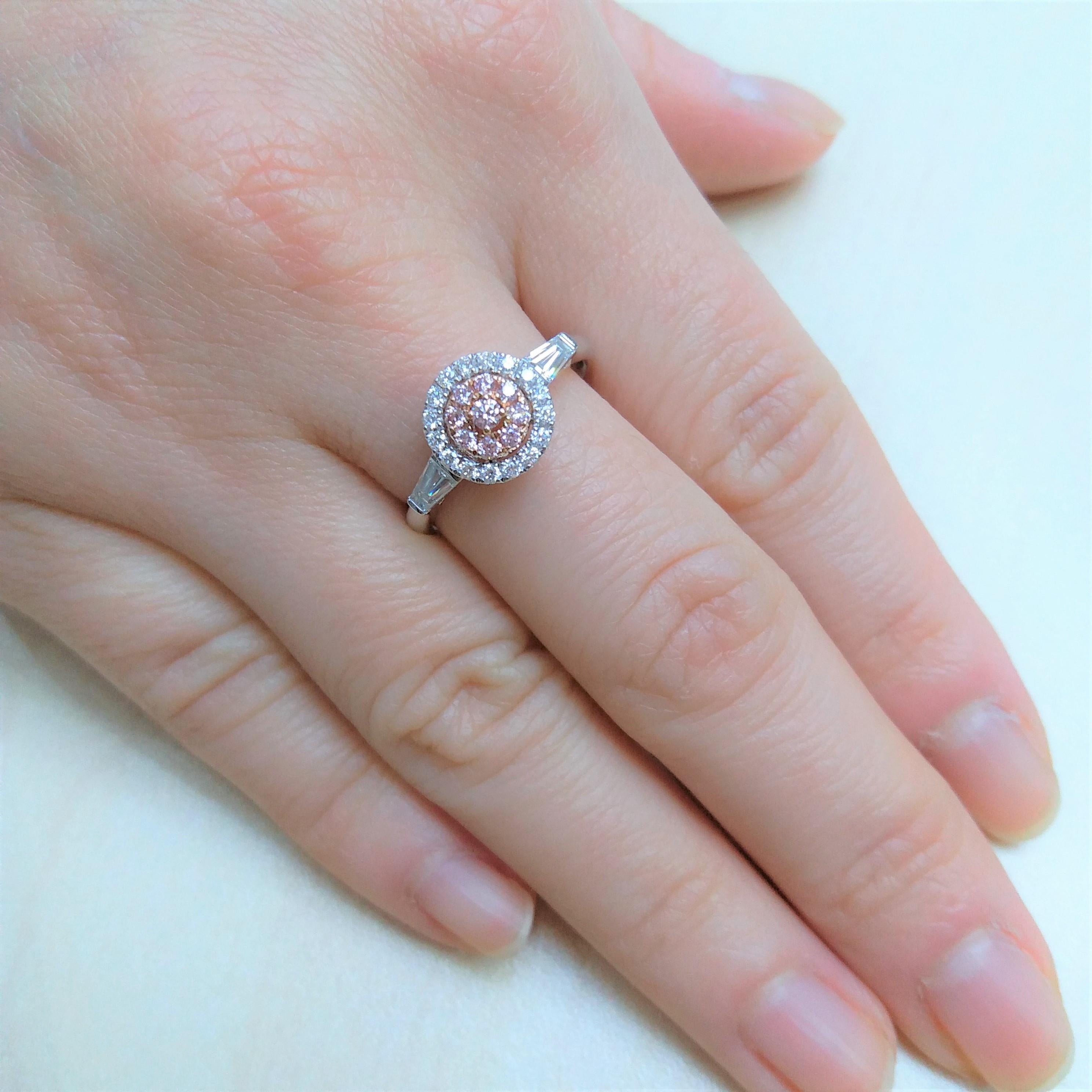 Bague en or 18 carats diamant rose et diamant blanc Argyle de taille ronde et brillante Pour femmes en vente