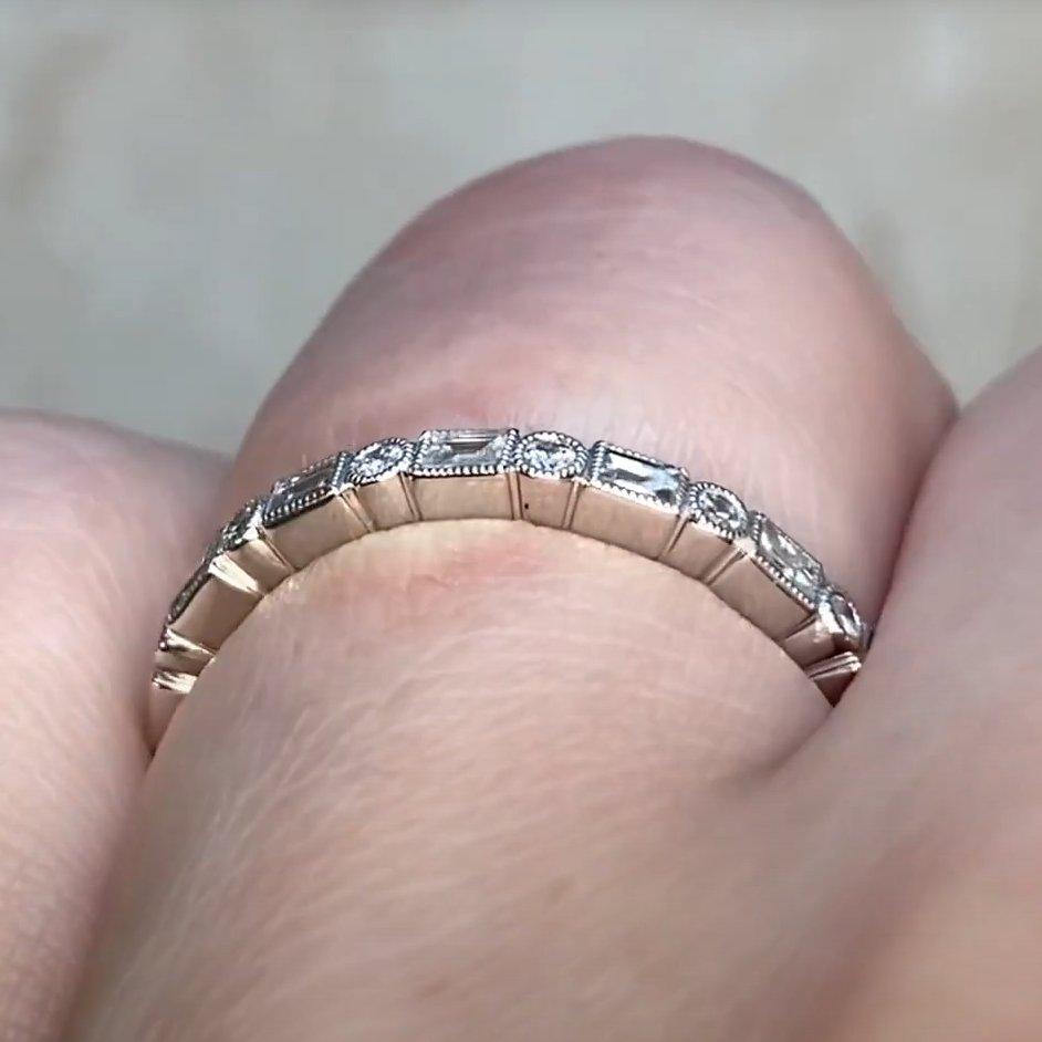 Eternity-Ring mit rundem Diamanten im Brillantschliff und Baguetteschliff (ca. 0,50 Karat) im Zustand „Hervorragend“ im Angebot in New York, NY