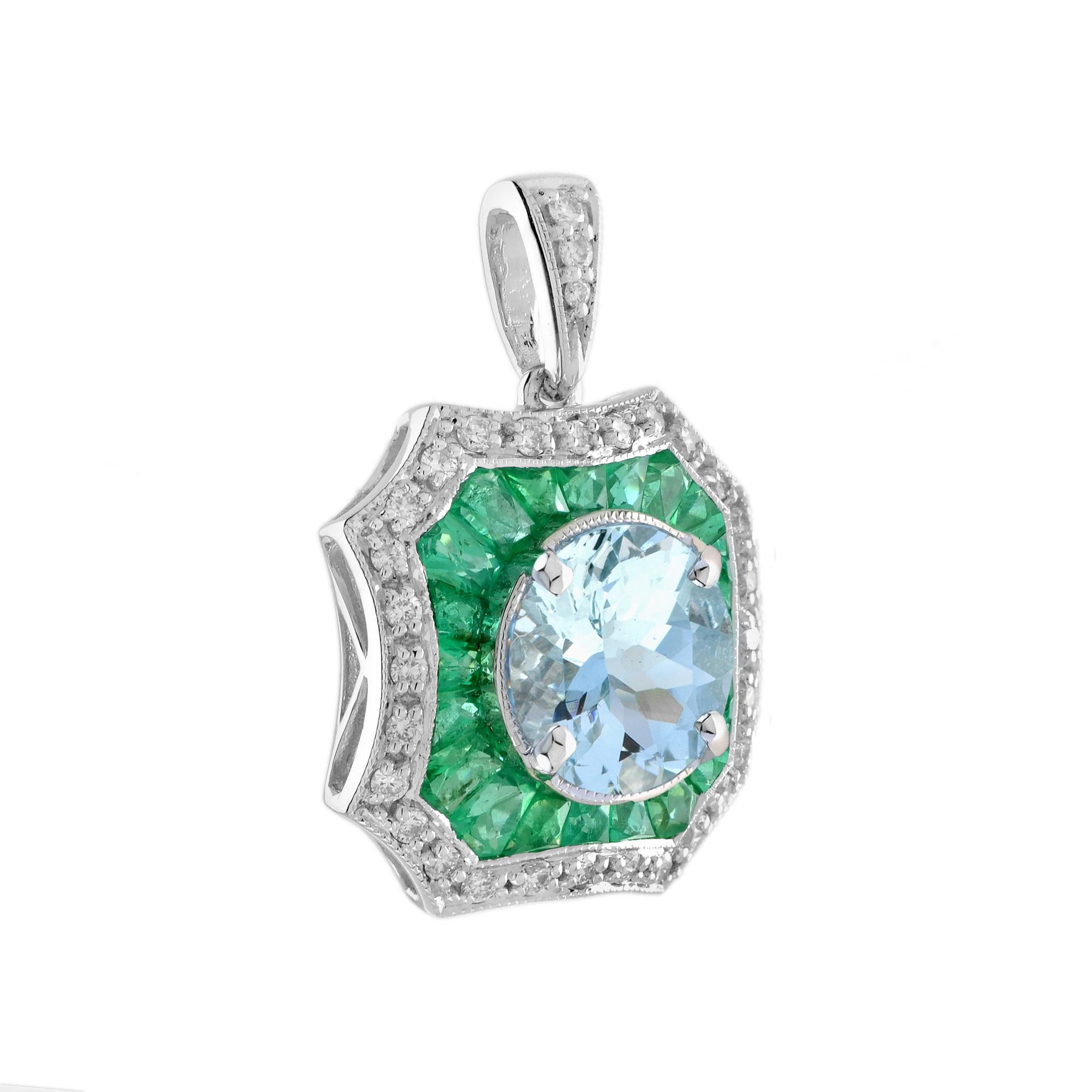 Este elegante colgante está engastado en el centro con una brillante aguamarina de 8 quilates engastada con milgrain. A continuación, la aguamarina está rodeada por un blanco de esmeraldas verdes vibrantes de talla francesa y brillantes diamantes,