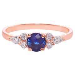 Anillo de compromiso de zafiro azul talla brillante redonda y diamante en forma de pera