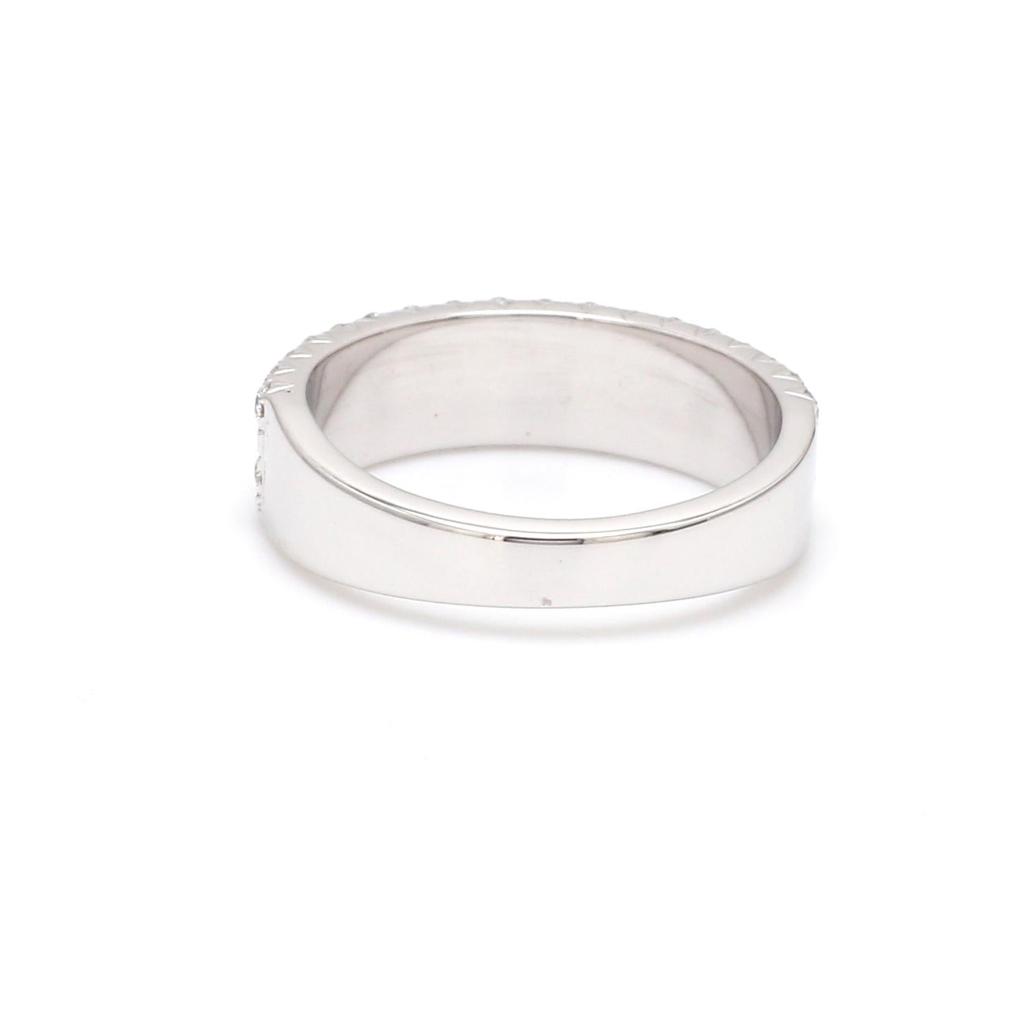 Contemporary Round Brilliant Cut Diamond 18 Karat White Gold Wedding Ring For Sale