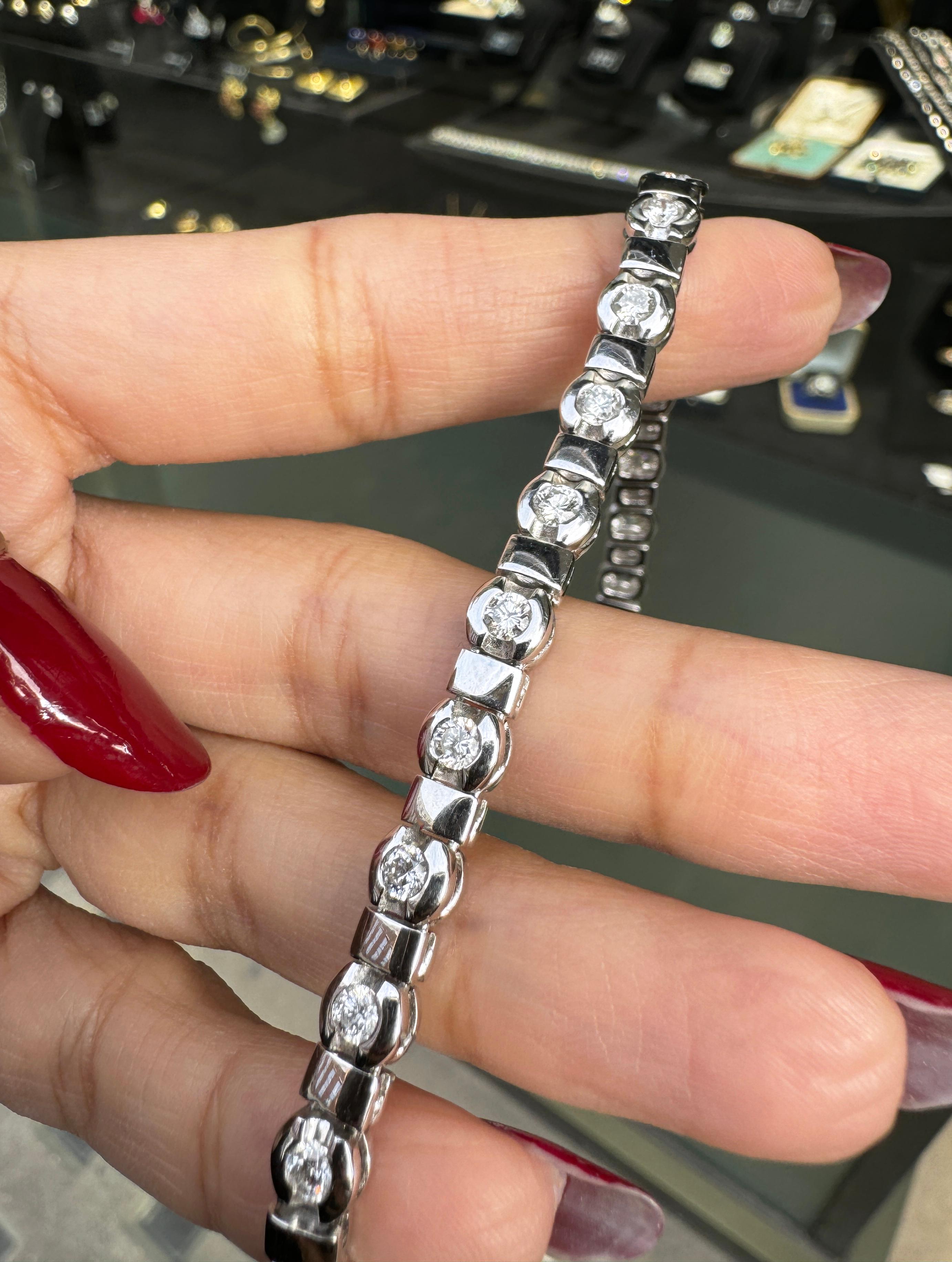 Round Brilliant Cut Diamond and 18 Carat White Gold Tennis Bracelet In Good Condition For Sale In London, GB