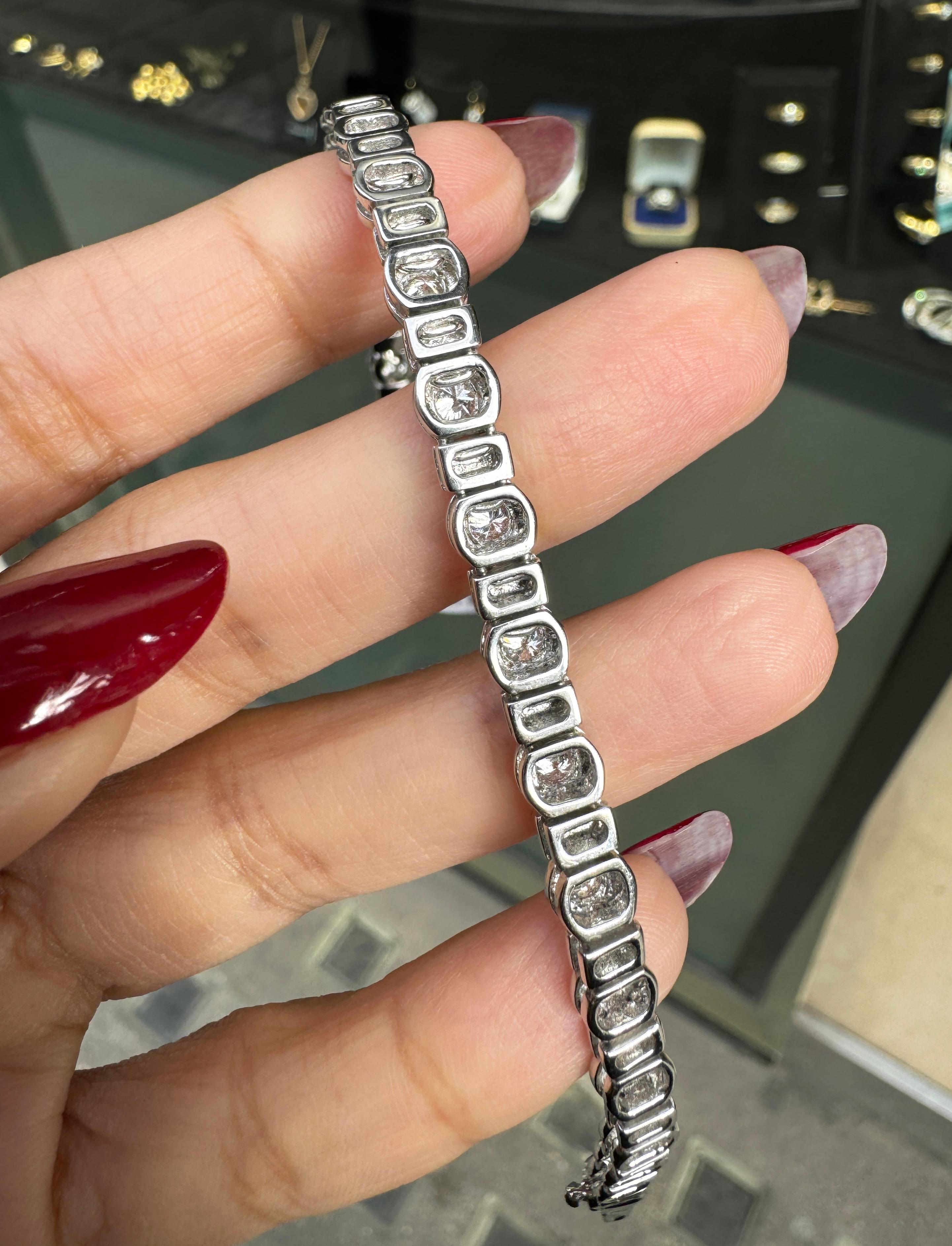 Women's or Men's Round Brilliant Cut Diamond and 18 Carat White Gold Tennis Bracelet For Sale